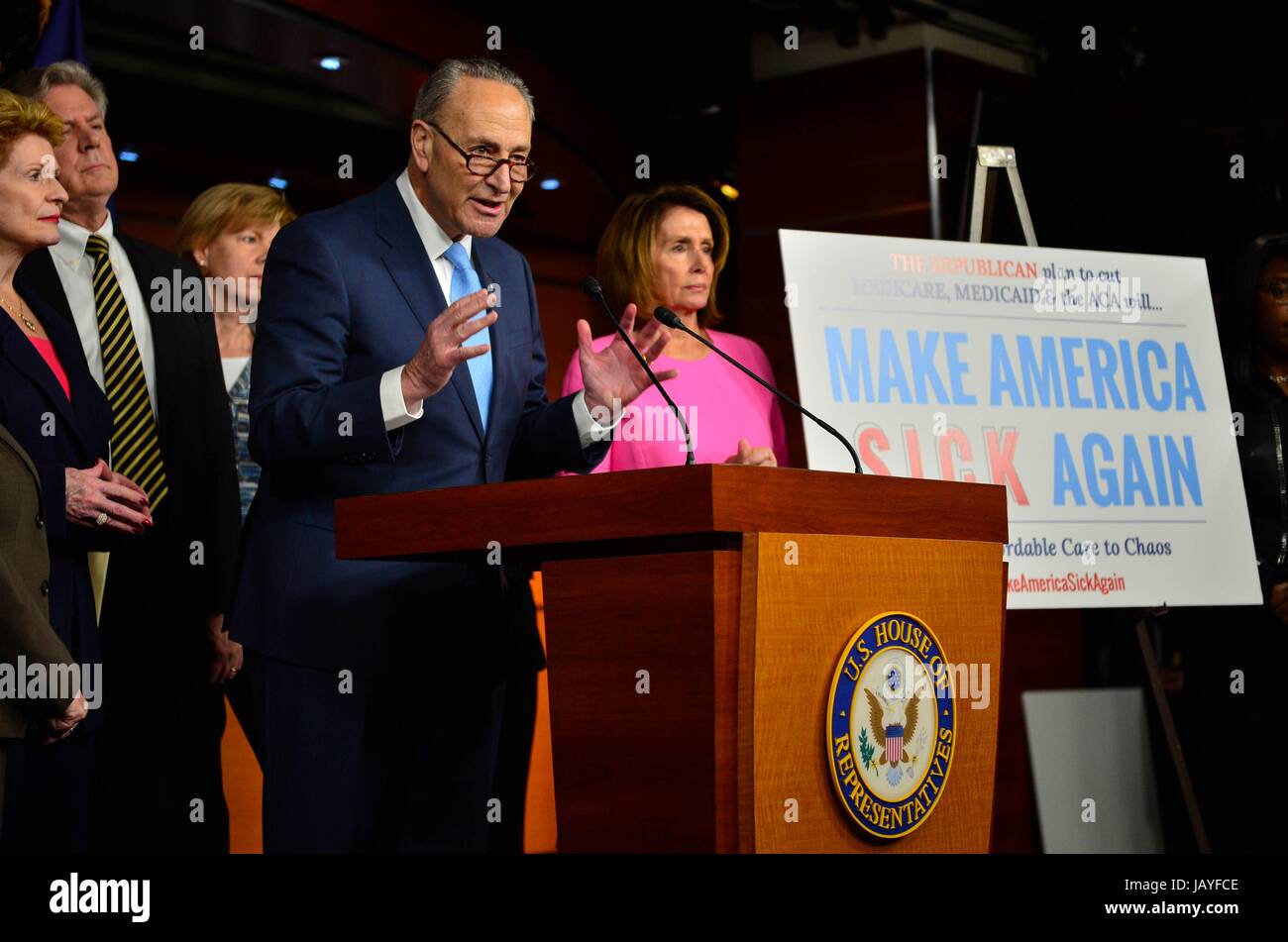 U.S. Senat Minority Leader Chuck Schumer verbindet Sozialdemokraten aus Repräsentantenhaus und Senat sprechen Präsident Donald Trump will die bezahlbare Pflege Act bekannt als Obamacare während einer Pressekonferenz auf dem Capitol Hill 4. Januar 2017 in Washington, DC zu appellieren. Stehen neben Schumer: Senator Debbie Stabenow, Senator Chris Van Hollen Senator Tammy Baldwin und House Minority Leader Nancy Pelosi. Stockfoto