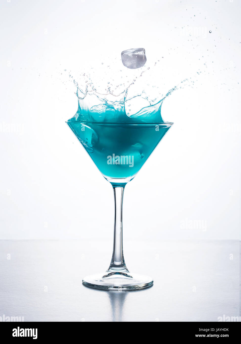 Cocktail mit Splash Blue Curaçao Stockfoto