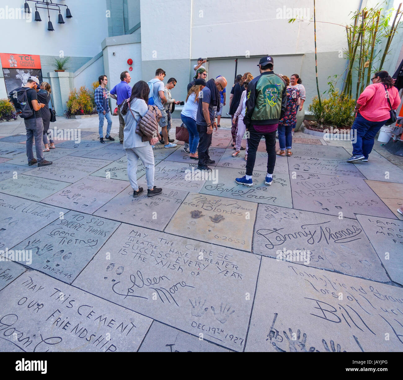 Der Boden der Chinese Theater in Hollywood - voller Fußspuren und Handabdrücke von den Sternen - LOS ANGELES - Kalifornien Stockfoto