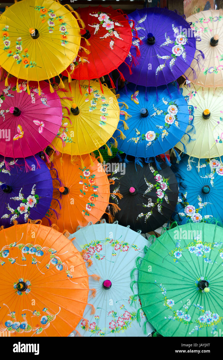 Sonnenschirme am Verkauf am Markt, Mingun, Mandalay, Myanmar Stockfoto
