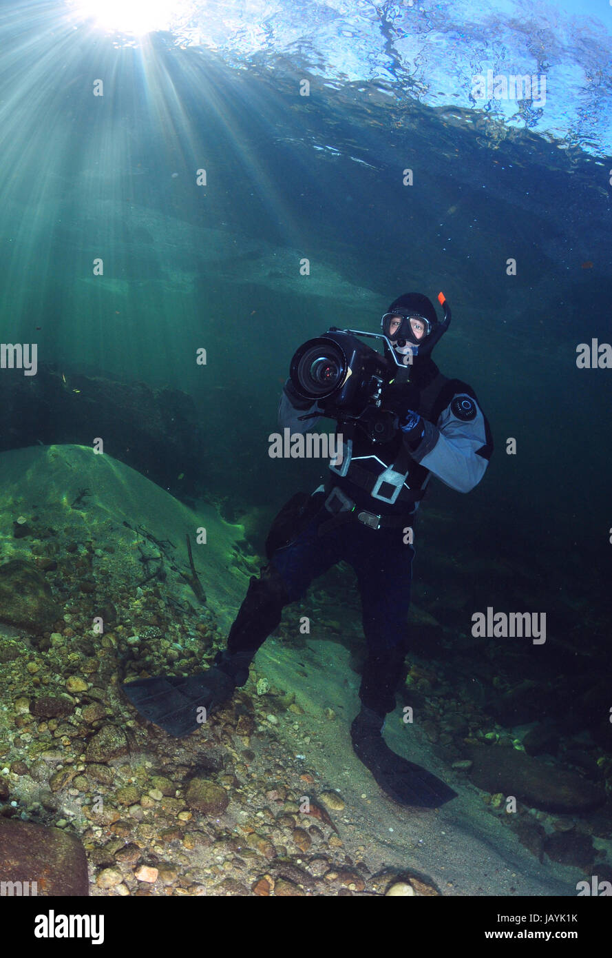 Unterwasser-Kameramann in einem Flussbett Stockfoto