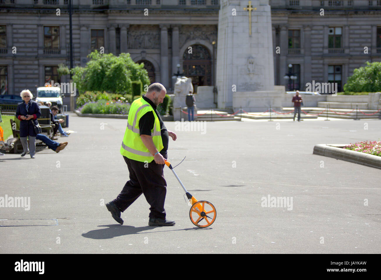 Feldmaß Rad, Clickwheel, Hodometer, Waywiser, Trundle Rad, Messrad oder Perambulator verwendet wird, um die Straße in George Square messen Stockfoto