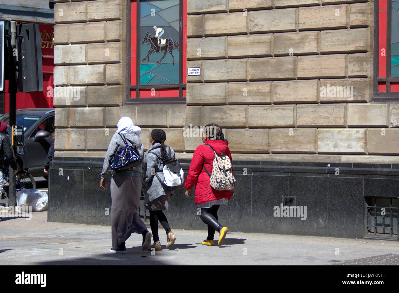 junge muslimische Frau trägt Hijab Schal allein zu Fuß in die Stadt Stockfoto