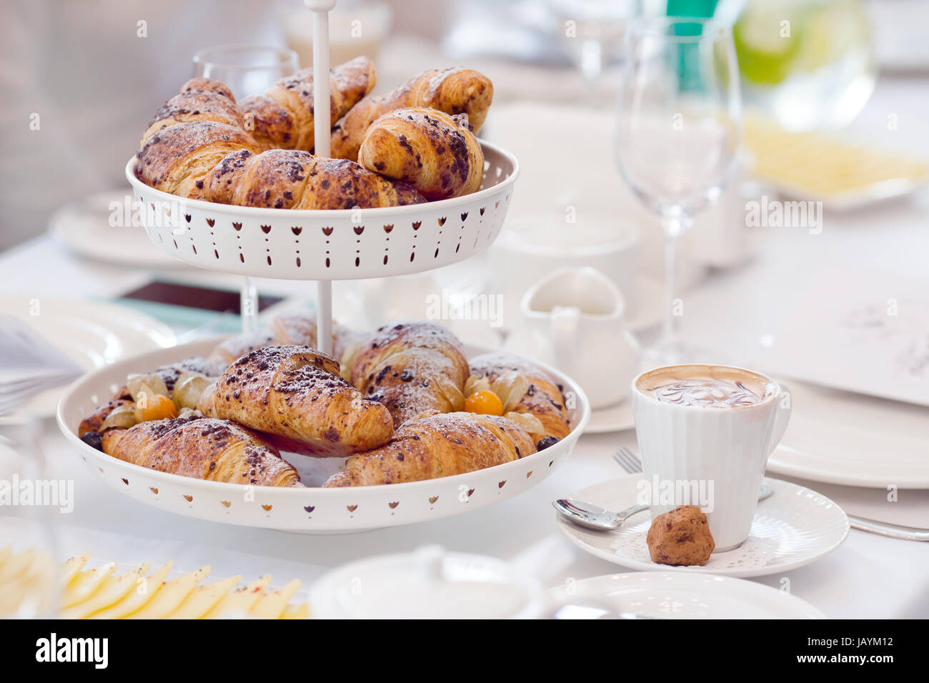 Frühstück mit Kaffee und Croissants in einem Korb Stockfoto