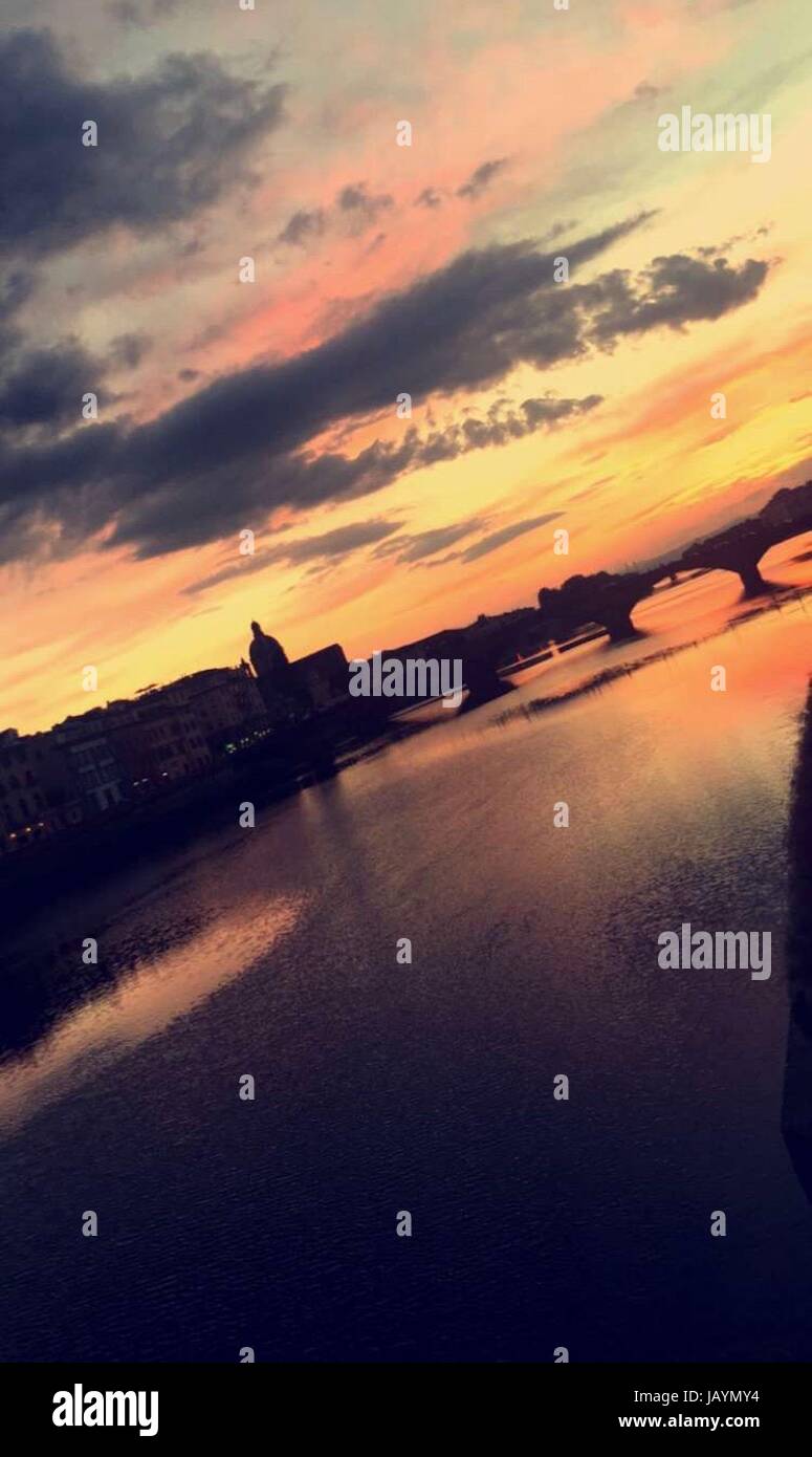 Sonnenuntergang an der Brücke über der Riviera in Florenz, Italien Stockfoto