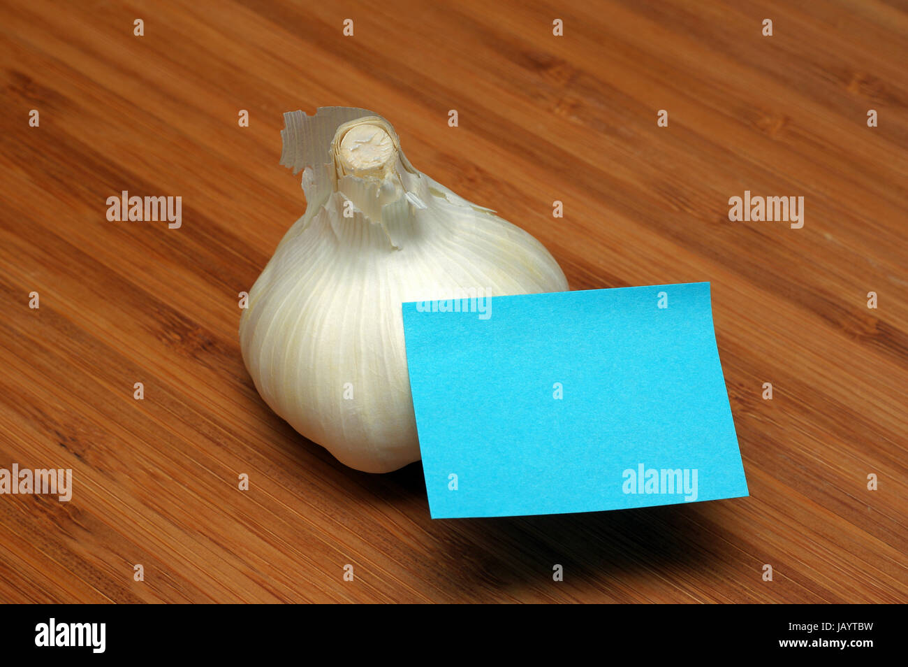 Knoblauch Zwiebeln und blauen Haftnotiz Stockfoto