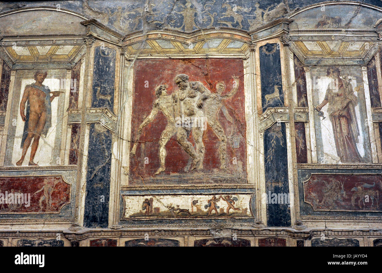 Pompejanischen Wandmalerei. Architektonische Ornamente zusammen mit figurativen Bilder von Zeichen: Silen mit Satyrn, Hermes und Nymphe. Pompeji, Neapel. Nationalen Archäologischen Museum. Neapel. Italien. Stockfoto