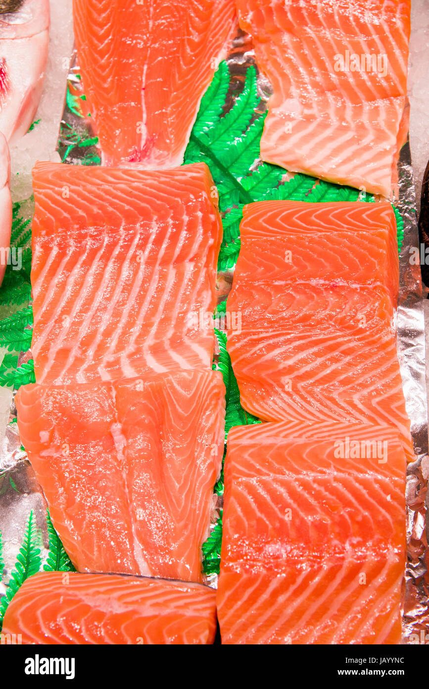 Frischen rohen Lachs auf Eis. Große Stücke rohen Lachs. Fische auf Eis. Frischer Fisch Stockfoto