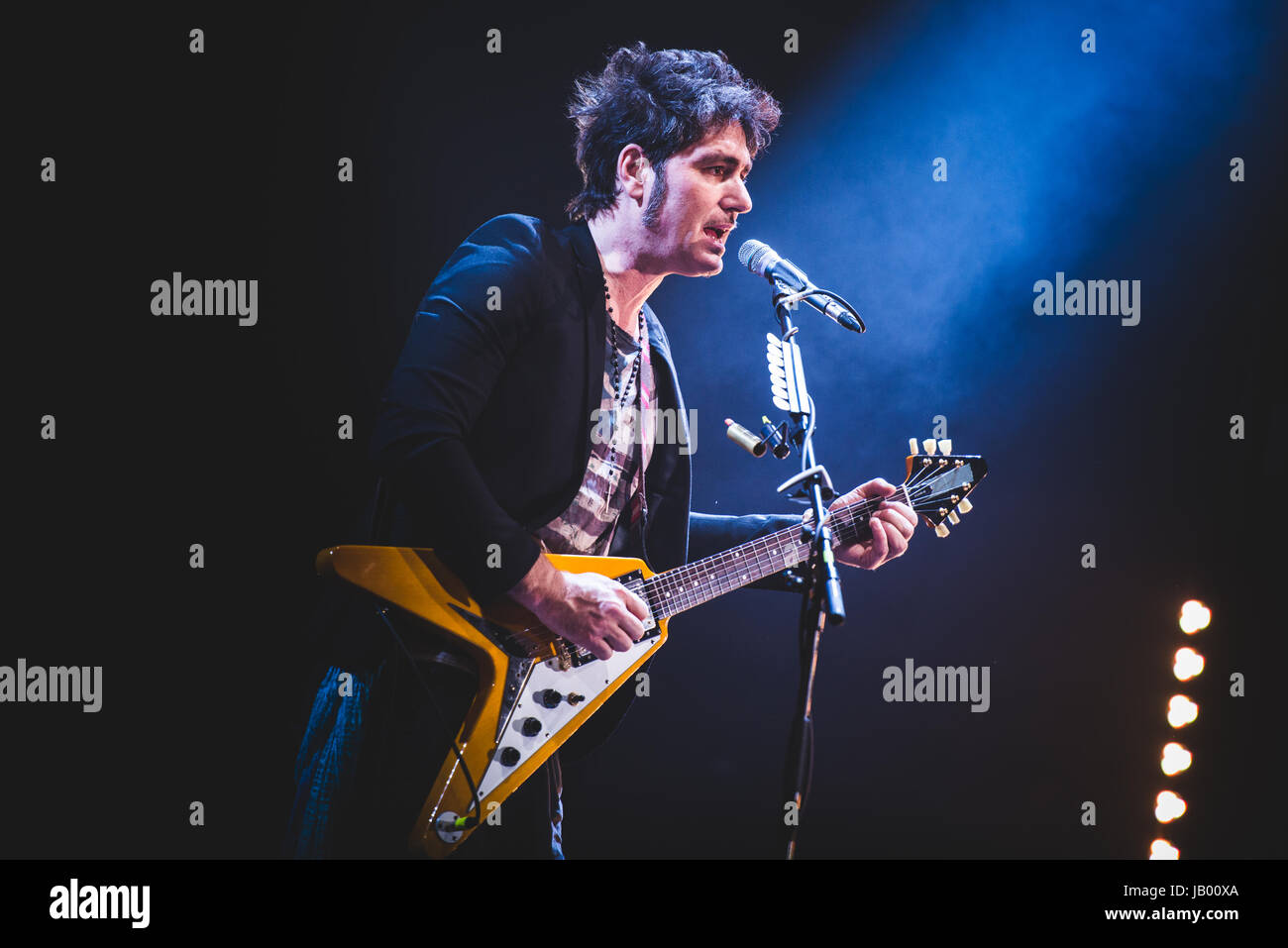 April 17, 2015: Die italienische Rockband negrita live auf der Bühne im Pala alpitour für ihre '9' Tour 2015 Foto: Cronos/alessandro Bosio Stockfoto