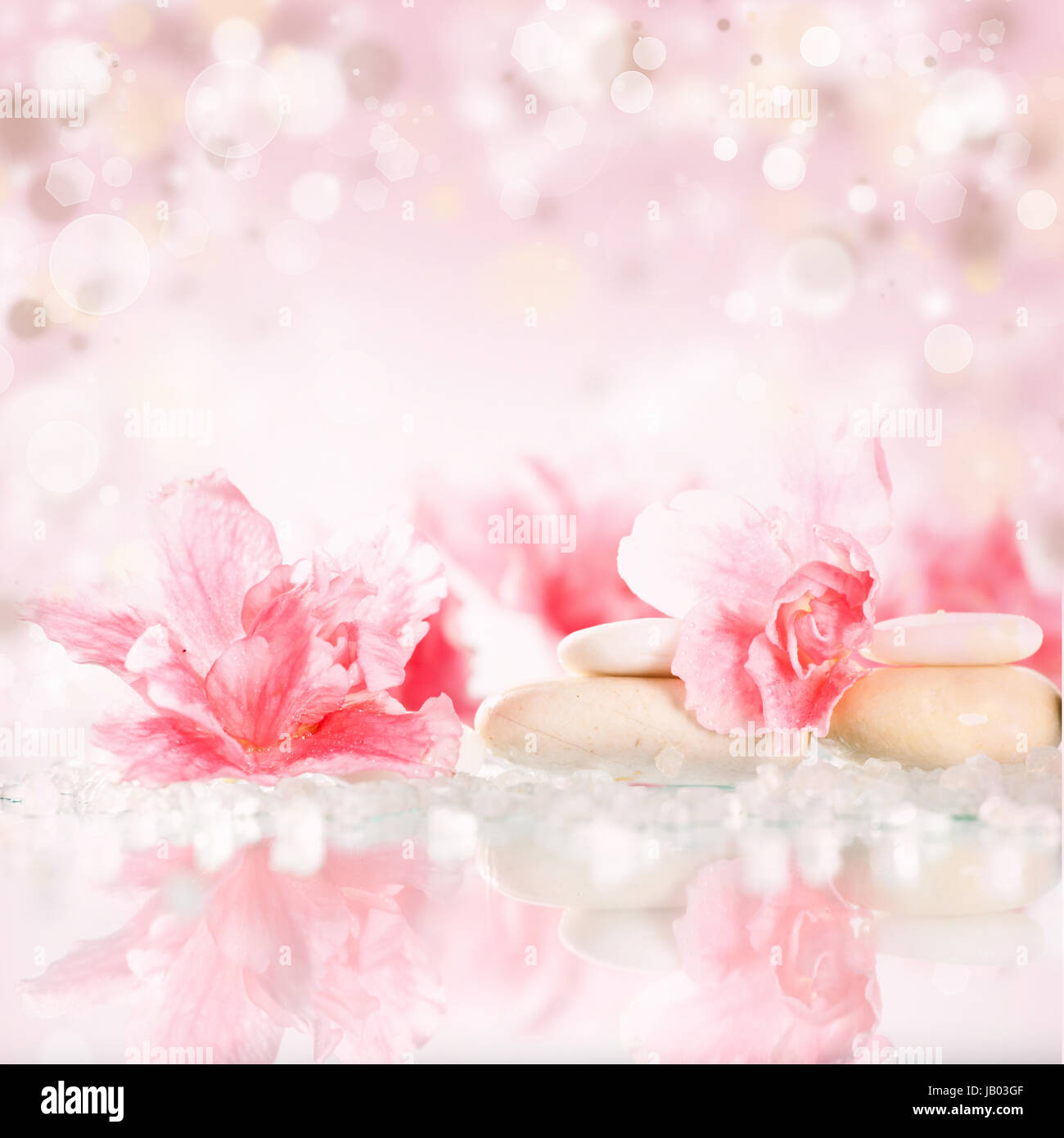 Spa-Steinen und rosa Blume auf abstrakte rosa Hintergrund Stockfoto