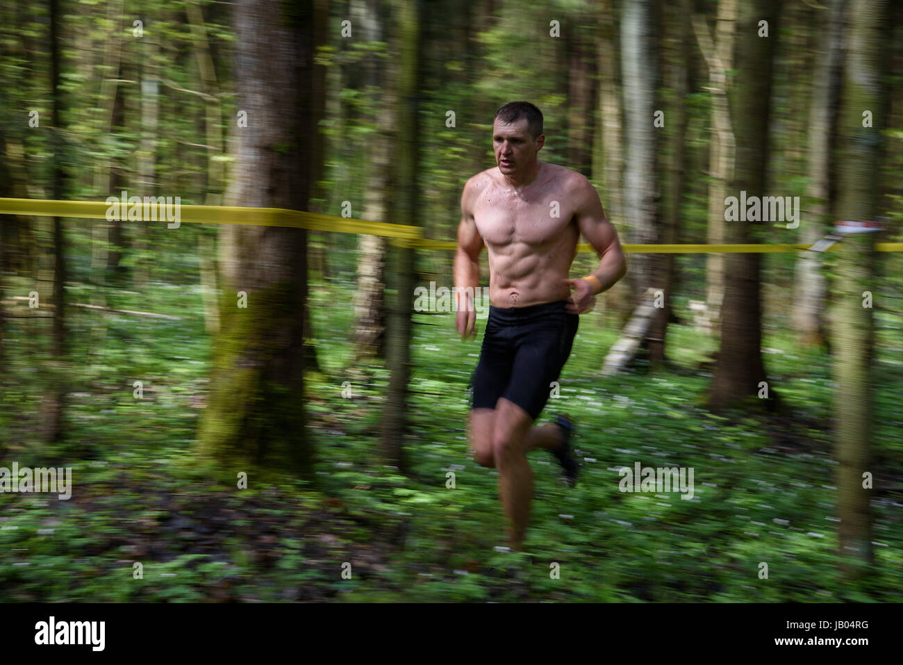 SILICHI/Weißrussland – 8. Mai 2017: Partisipant von Bison Rennen, ein Hindernisse Kurs, läuft im Wald beim Wettbewerb Helt am 8. Mai in Silichi, Belaru Stockfoto