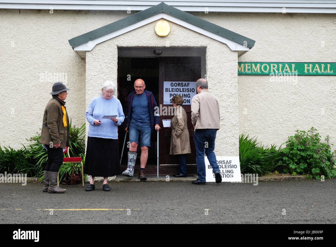 Presteigne, Powys, Wales, UK - Donnerstag, 8. Juni 2017 - Wähler kommen in Regen und Nieselregen ihre Stimmen in britische allgemeine Wahl - Steven Mai / Alamy Live News Stockfoto