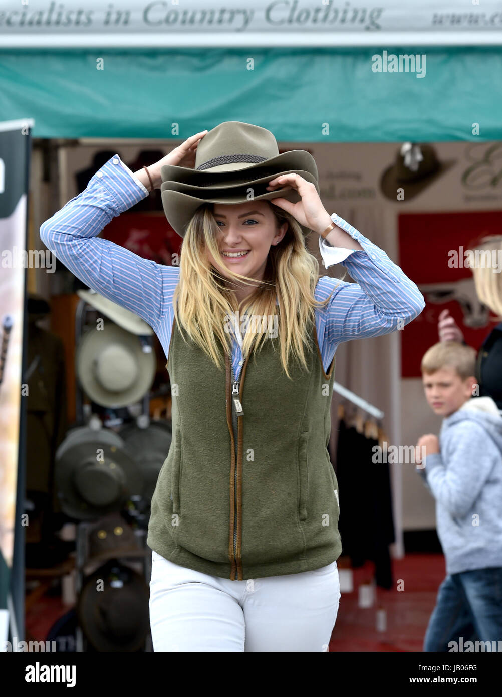 Ardingly Sussex, UK. 8. Juni 2017. Heidi Baker-Coldicott hängt, ihre Hüte in der windigen Wetter auf den Süden von England Show statt an der Ardingly Showground in Sussex. Der Süden von England Agricultural Society feiert ihr 50-jähriges Jubiläum in diesem Jahr präsentiert das Beste aus Landwirtschaft, Gartenbau und die Landschaft im Süden von England. Bildnachweis: Simon Dack/Alamy Live-Nachrichten Stockfoto