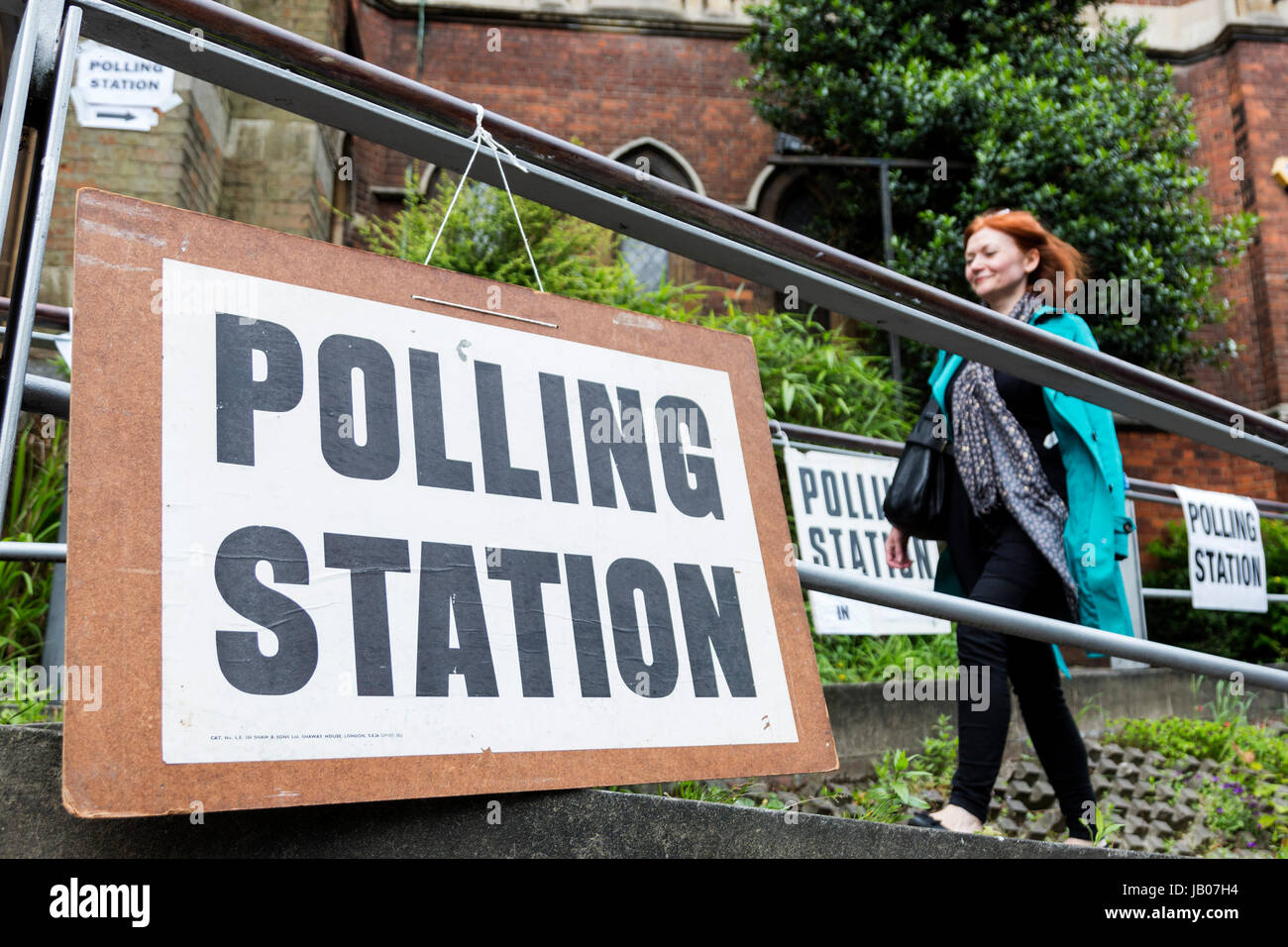 London, UK. 8. Juni 2017. Londoner Stimmabgabe im Wahllokal an Jacksons Lane Community Centre in Highgate. Foto: Lebendige Bilder/Alamy Live-Nachrichten Stockfoto