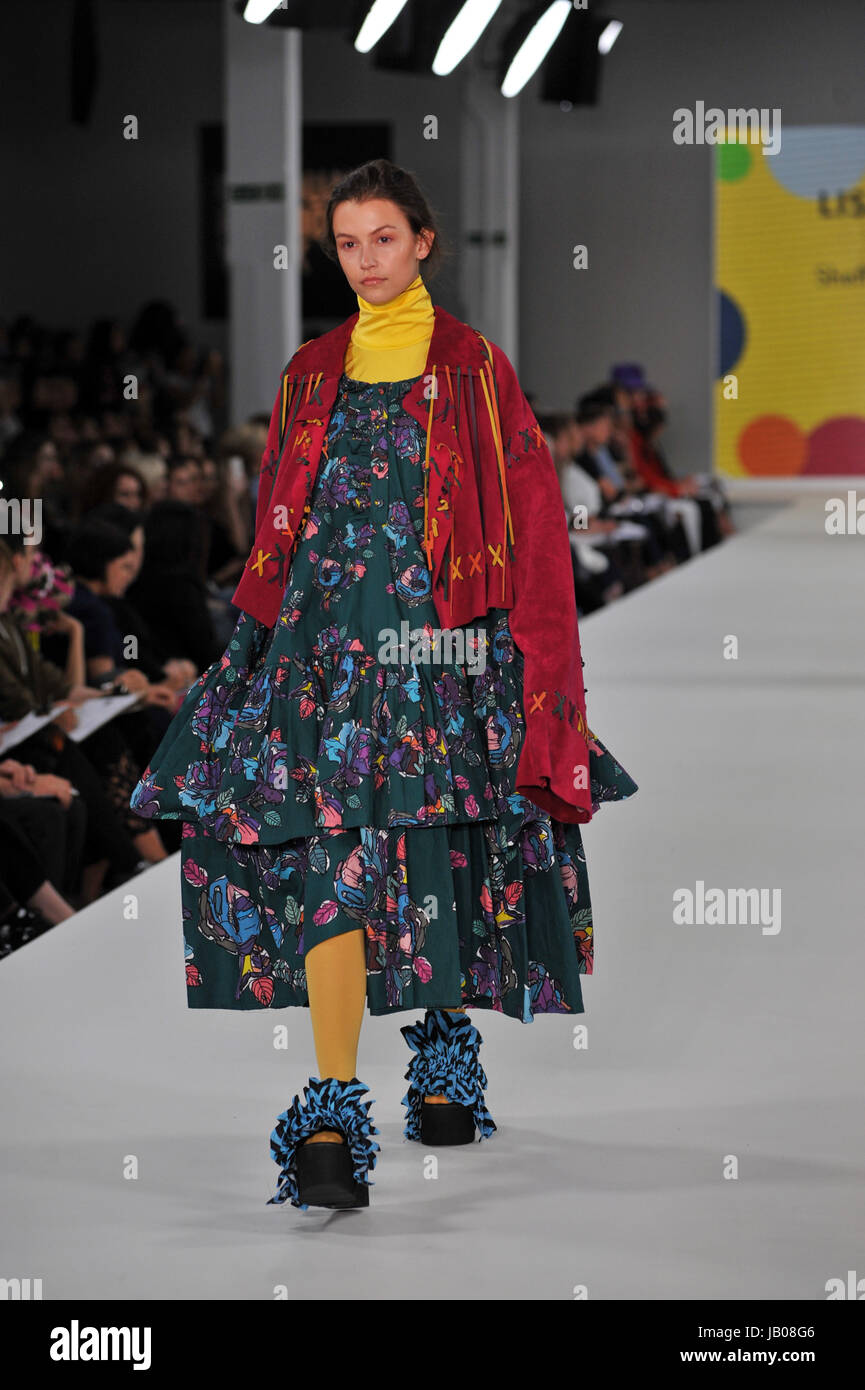 London, UK. 7. Juni 2017. Modell mit Entwürfen von Lisa Crump der Sheffield Hallam University den Best of Graduate Fashion Week Catwalk statt in der Truman Brauerei in Brick Lane im East End von London. Bildnachweis: JOHNNY ARMSTEAD/Alamy Live-Nachrichten Stockfoto