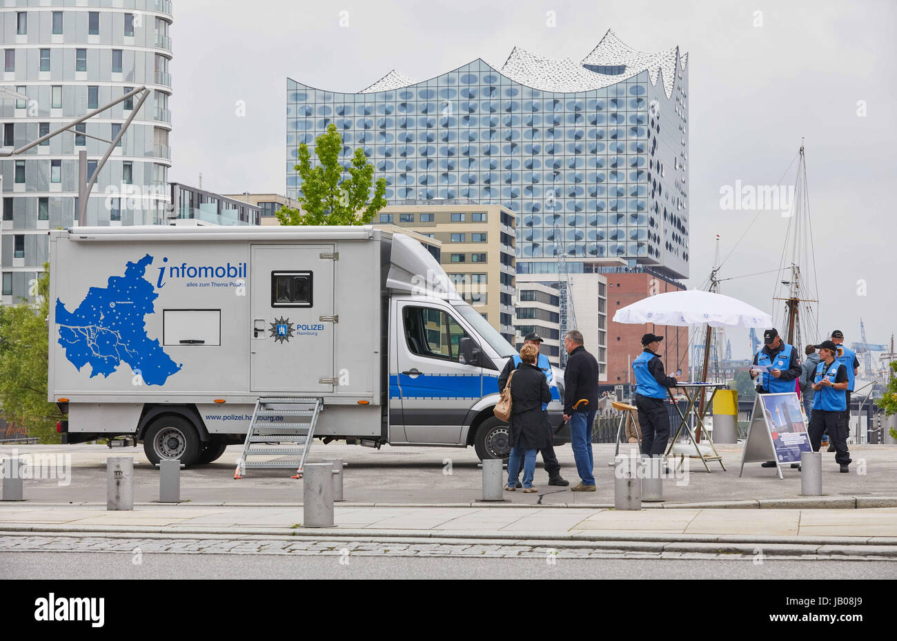 Ein Polizeifahrzeug Informationen an den Magellan-Terrassen in Hamburg, Deutschland, 8. Juni 2017. Polizei-Kommunikation-Teams sollen die Bewohner von Gebieten zu informieren, die die geplanten Sicherheitszonen vor dem G20-Gipfel säumen. Foto: Georg Wendt/dpa Stockfoto