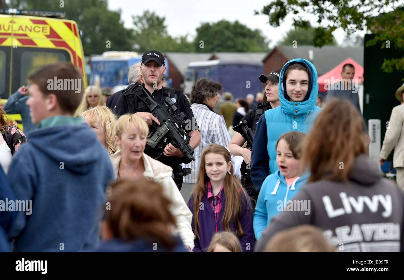 Ardingly Sussex, UK. 8. Juni 2017. Bewaffnete Polizei vermischen sich mit dem Publikum an der South of England Show statt an der Ardingly Showground in Sussex. Der Süden von England Agricultural Society feiert ihr 50-jähriges Jubiläum in diesem Jahr präsentiert das Beste aus Landwirtschaft, Gartenbau und die Landschaft im Süden von England. Bildnachweis: Simon Dack/Alamy Live-Nachrichten Stockfoto