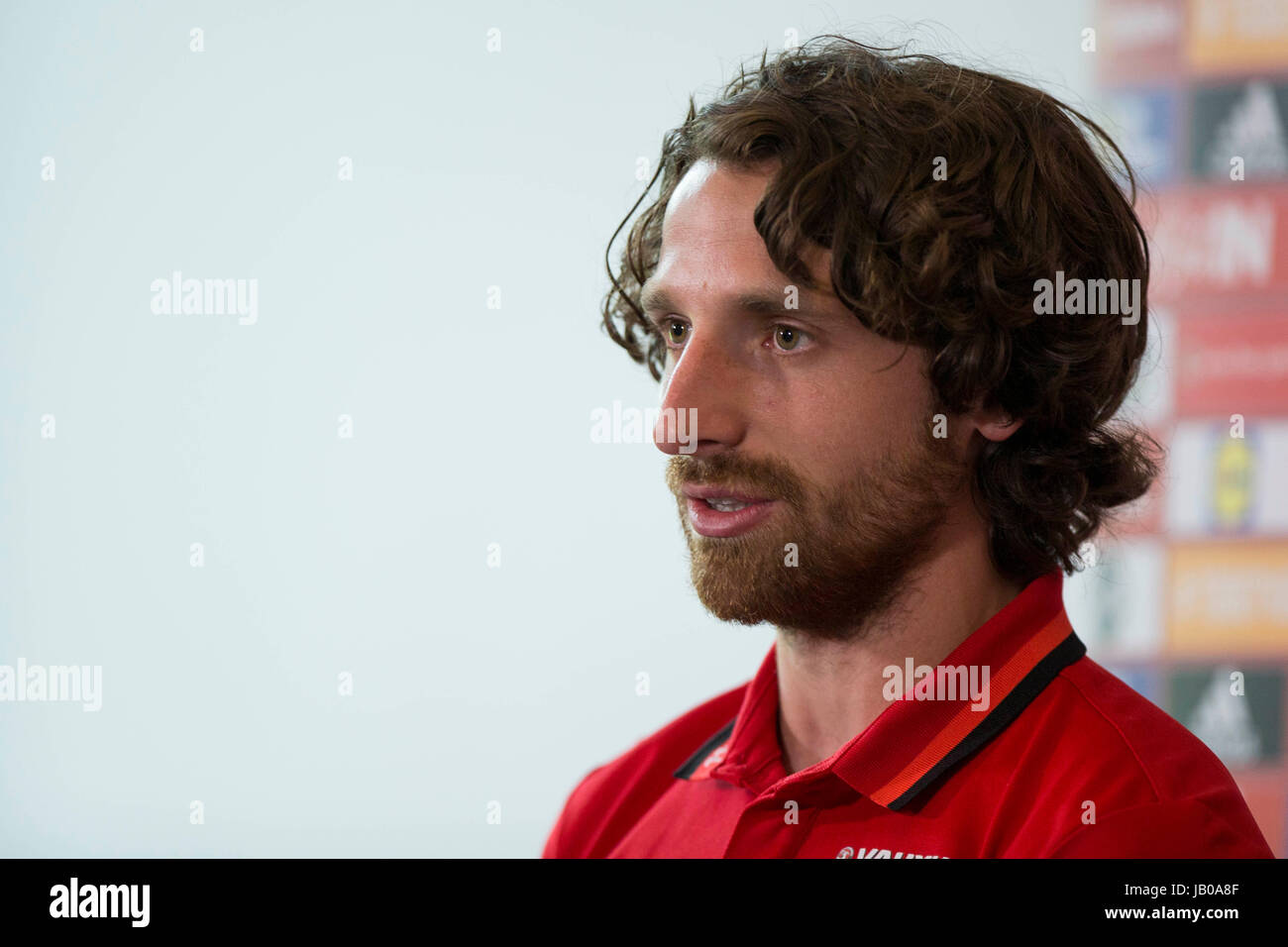 Hensol, Wales, Großbritannien. 8. Juni 2017. Hensol, Wales, UK, 7. Juni 2017. Joe Allen von Stoke City und Wales steht die Presse vor der FIFA WM 2018-Qualifikationsspiel zwischen Wales und Serbien. Picture by Credit: Mark Hawkins/Alamy Live-Nachrichten Stockfoto