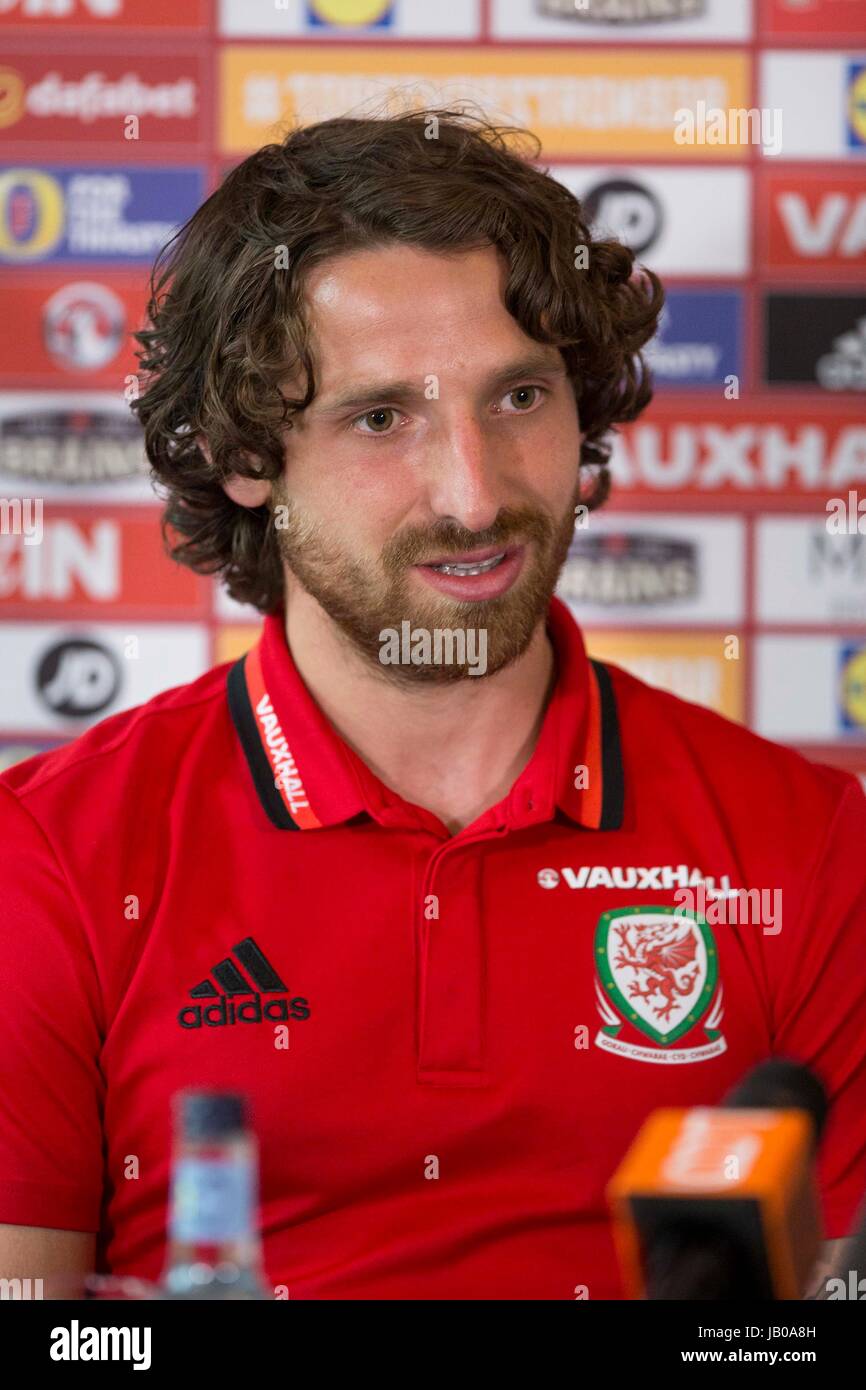 Hensol, Wales, Großbritannien. 8. Juni 2017. Hensol, Wales, UK, 7. Juni 2017. Joe Allen von Stoke City und Wales steht die Presse vor der FIFA WM 2018-Qualifikationsspiel zwischen Wales und Serbien. Picture by Credit: Mark Hawkins/Alamy Live-Nachrichten Stockfoto