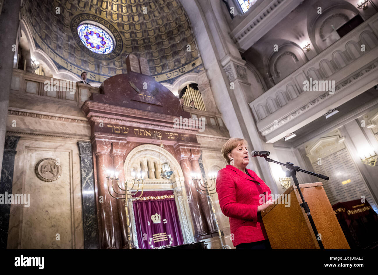 Dpatop - spricht Bundeskanzlerin Angela Merkel bei ihrem Besuch der Synagoge "Templo Libertad" in Buenos Aires, Argentinien, 8. Juni 2017. Merkel ist in Vorbereitung des G20-Gipfels in Agrentina wohnen. Foto: Michael Kappeler/dpa Stockfoto