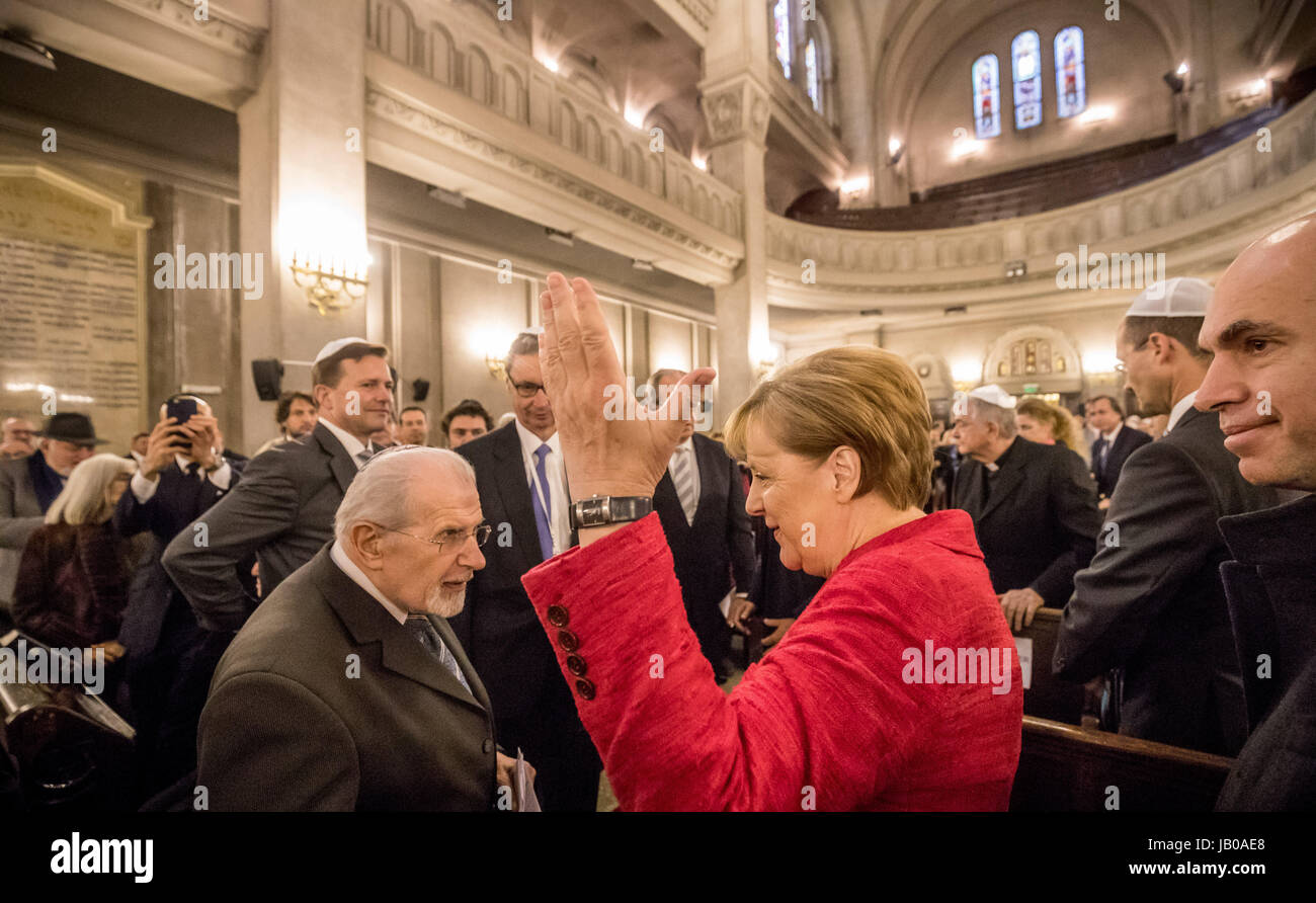 Bundeskanzlerin Angela Merkel steht neben Rabbi Simon Moguilevsky bei ihrem Besuch der Synagoge "Templo Libertad" in Buenos Aires, Argentinien, 8. Juni 2017. Merkel ist in Vorbereitung des G20-Gipfels in Agrentina wohnen. Foto: Michael Kappeler/dpa Stockfoto