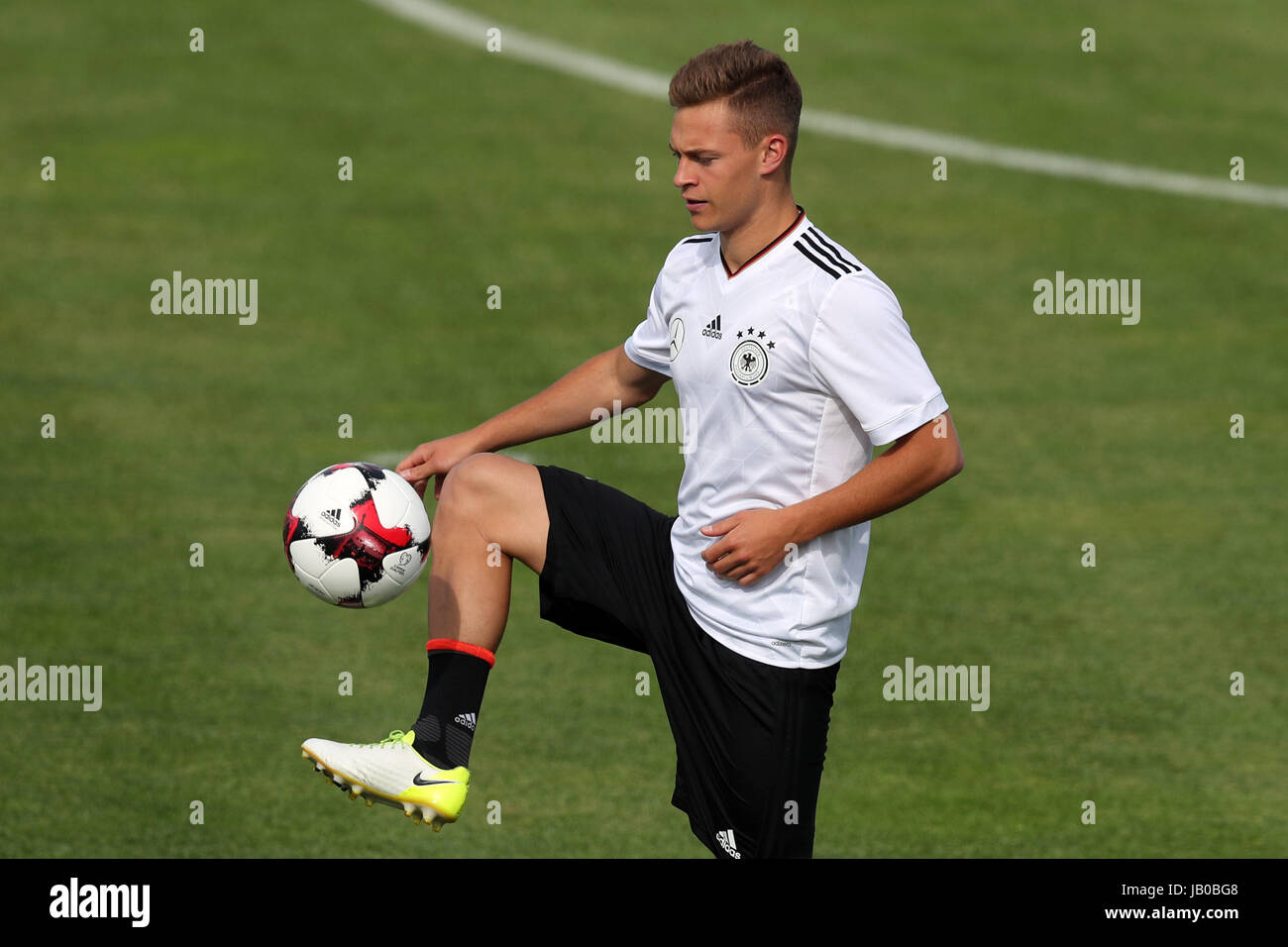 Der Spieler der deutschen Fußball Nationalmannschaft, Joshua Kimmich, während einer Trainingseinheit vor der WM-Qualifikation-match zwischen Deutschland und San Marino am 10. Juni in Herzogenaurach, Deutschland, 8. Juni 2017. Foto: Daniel Karmann/dpa Stockfoto