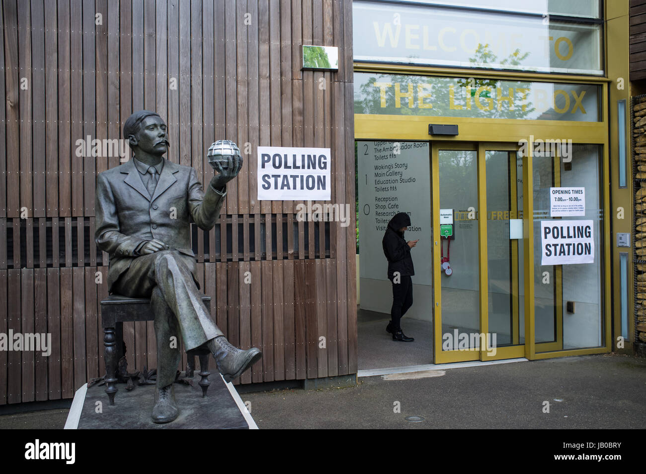 Woking, Großbritannien. 8. Juni 2017. Wahllokal in der Lightbox Gallery in Woking mit Statue von h.g. Wells. Jason Holz/Alamy Live-Nachrichten Stockfoto