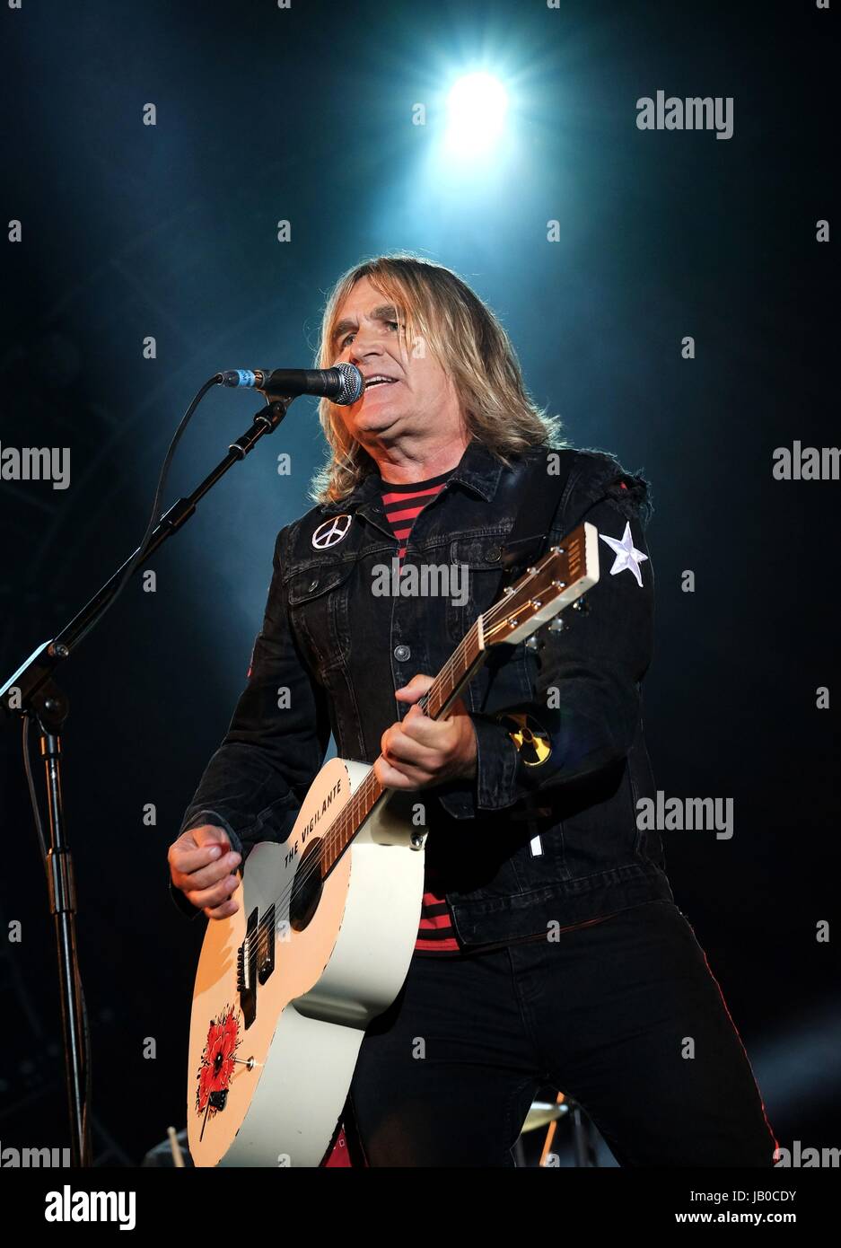 Newport, Isle Of Wight, UK. 8. Juni 2017. Isle Of Wight Festival Tag 1 - Mike Peters mit dem walisischen Band The Alarm durchführen bei IOW Festivals, Seaclose Park Newport 8. Juni 2017, UK Credit: DFP Photographic/Alamy Live News Stockfoto