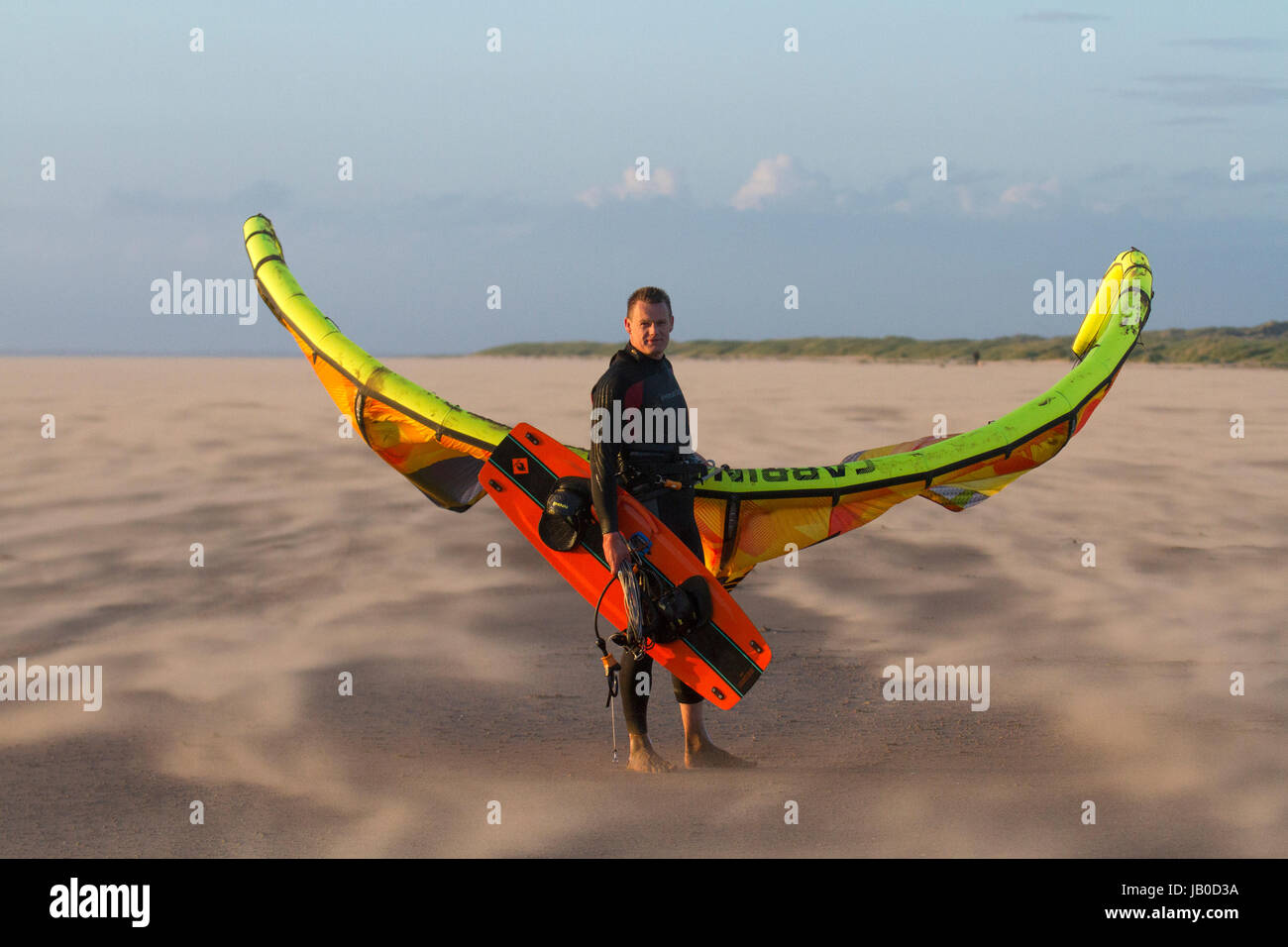 Southport, Merseyside, England. Großbritannien Wetter. Starke Winde und Wind geblasen Sand bei Sonnenuntergang am Strand von Ainsdale beweisen für diese Kitesurfer und seine 8ft Kite zu stark.  Die Dünen der Küste Sefton ist mit Sand landeinwärts vom breiten, sandigen Strand bei Ebbe geblasen und dann durch Spezialisten Küstenpflanzen gefangen über Hunderte von Jahren, entstanden. Trocknen Südwinde von mehr als 25 km/h sind verpflichtet, heben Sie den Sand und Formationen & Mini Dünen zu machen. Kredite; MediaWorldImages/AlamyLiveNews. Stockfoto