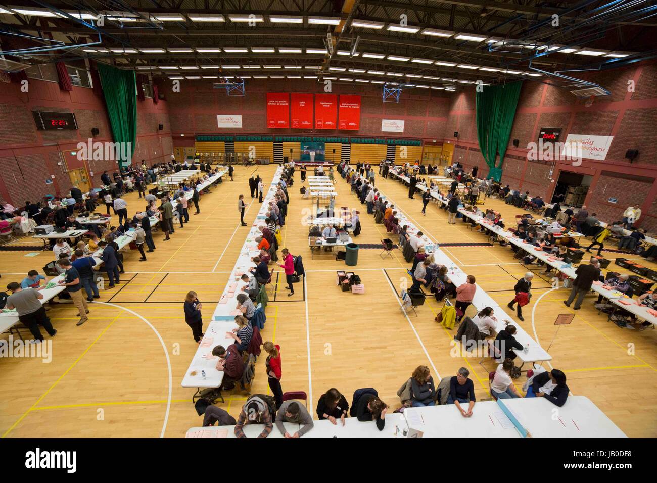 Cardiff, Wales, UK. 8. Juni 2017. Allgemeine Wahl 2017 Abstimmung Zählung beginnt bei Sport Wales National Centre, Sophia Gärten für Cardiff North, Cardiff West und Central Cardiff Wahlkreise. Picture by Credit: Mark Hawkins/Alamy Live-Nachrichten Stockfoto