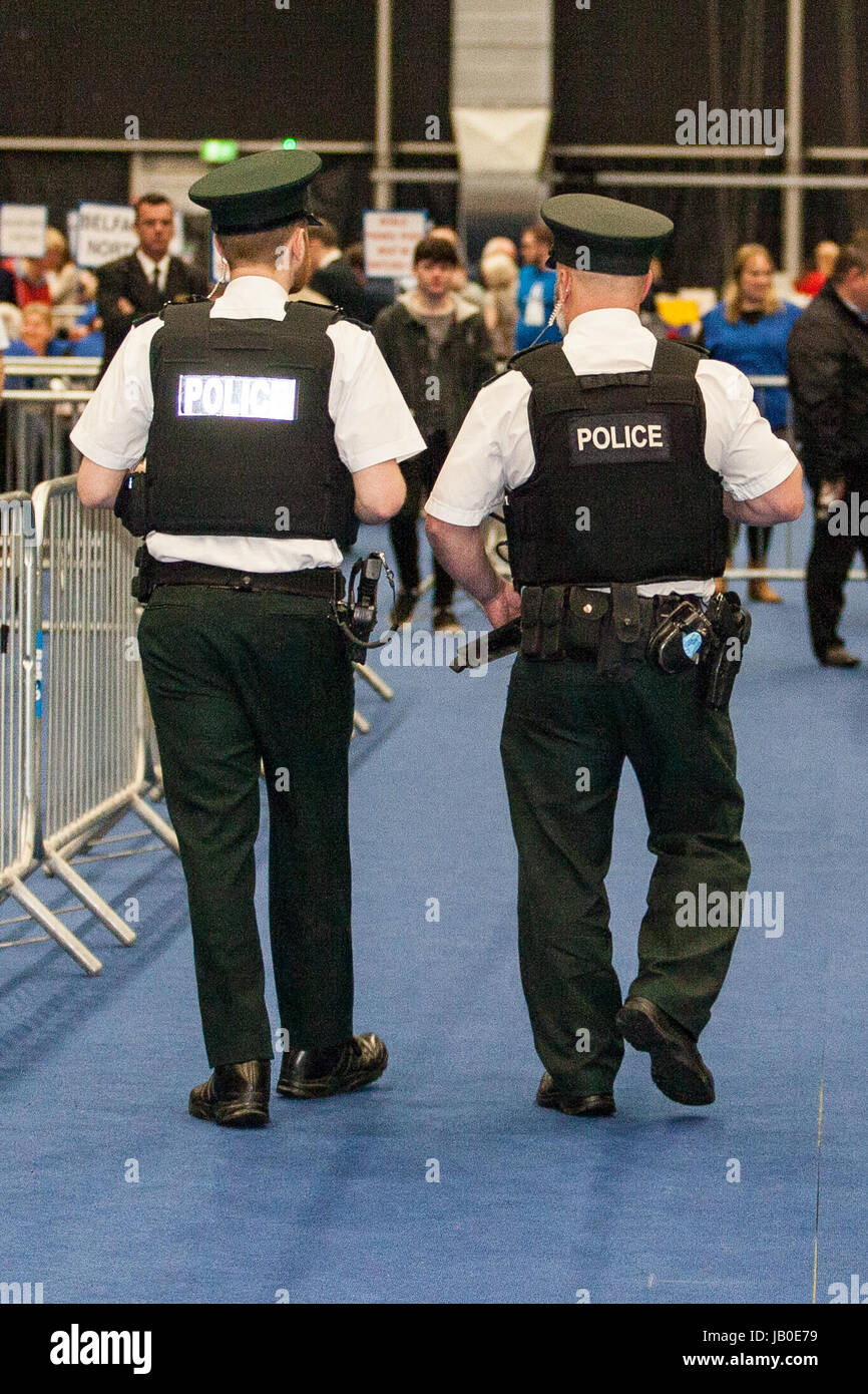 Belfast, Northern Ireland. 8. Juni 2017. Zählen für den Belfast Bereich in 2017 britische allgemeine Wahl im Titanic Exhibition Centre in Gang gekommen. Mitglieder von der Polizei (Police Service of Northern Ireland) im Dienst an den Grafen Zentrum Kredit: Bonzo/Alamy Live News Stockfoto