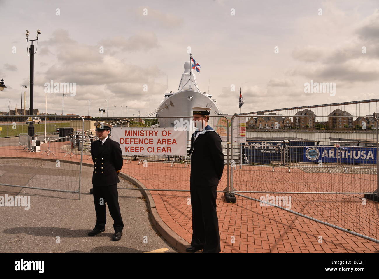 CHATHAM, ENGLAND, 8. Juni 2017 Wachen HNLMS HOLLAND und HMS RICHMOND zu schützen, während die Marine Schiffe angedockt sind in Chatham maritime für den Kampf der Medway Feierlichkeiten Credit: Alison Kabel/Alamy Live News Stockfoto