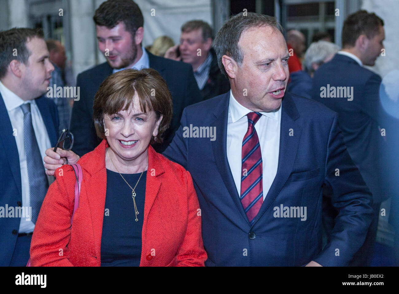 Belfast, Nordirland. 8. Juni 2017. Zählen für den Belfast Bereich in 2017 britische allgemeine Wahl im Titanic Exhibition Centre in Gang gekommen. Nigel und Diane Dodds Arrive an der Graf-Centre in Belfast, hofft Herr Dodds, der Sitz von Belfast Norden Kredit zu halten: Bonzo/Alamy Live News Stockfoto