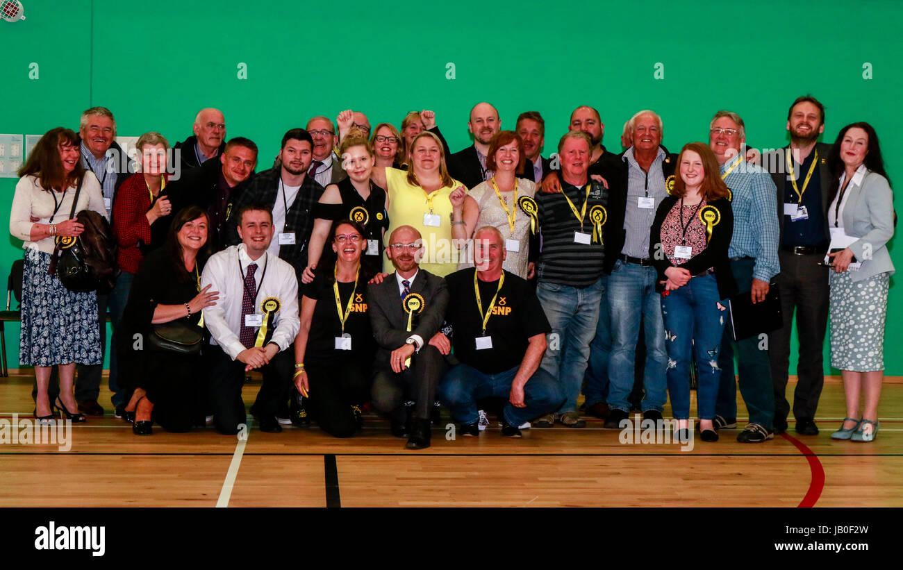 Clydebank, UK. 9. Juni 2017. Martin Docherty feiert mit seinem Team nach dem Sieg der SNP in West Dunbartonshire Credit: Colin Poultney/Alamy Live News Stockfoto
