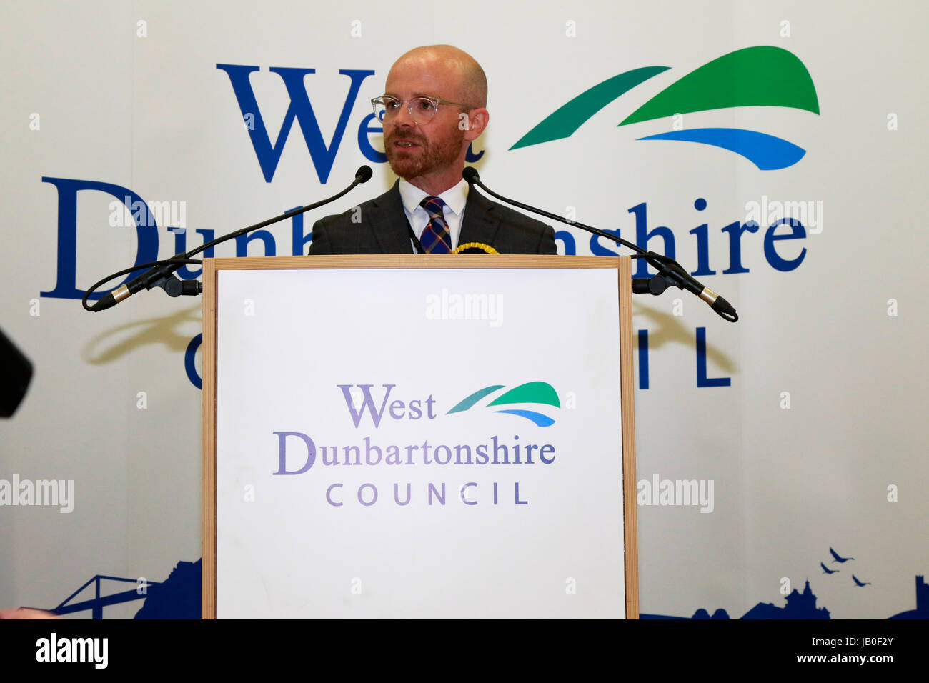 Clydebank, UK. 9. Juni 2017. Martin Docherty (SNP) seine Danksagung nach seinem Sieg in West Dunbartonshire nach einem knappen Sieg über Labour Kandidat Jean Anne Mitchell Credit: Colin Poultney/Alamy Live News Stockfoto