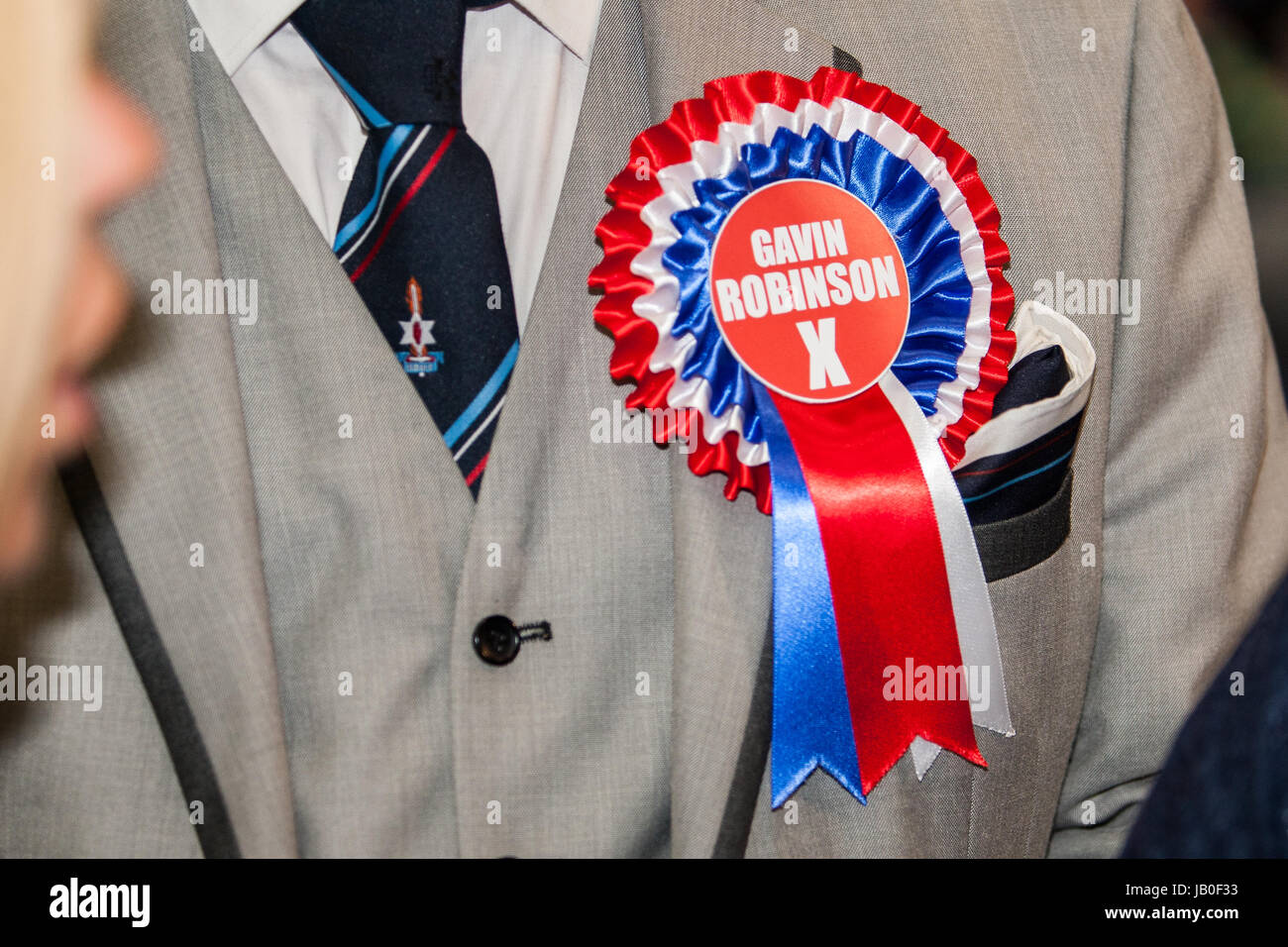 Belfast, Nordirland. 8. Juni 2017. Zählen für den Belfast Bereich in 2017 britische allgemeine Wahl im Titanic Exhibition Centre in Gang gekommen. Ein Mann mit einem Gavin Robinson Rosette Credit: Bonzo/Alamy Live News Stockfoto