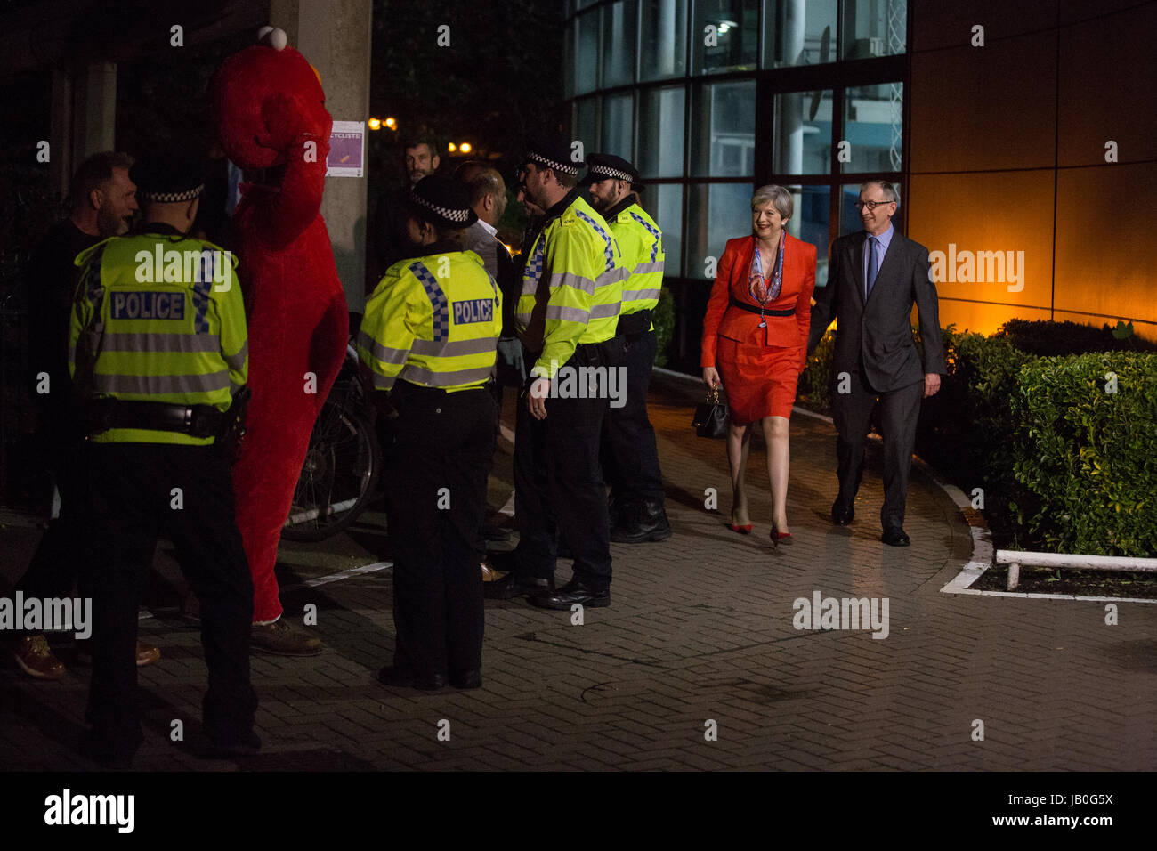 Maidenhead, UK. 9. Juni 2017. Theresa kommt Mai bei der Zählung für Maidenhead Wahlkreis mit ihrem Ehemann Philip. Bildnachweis: Mark Kerrison/Alamy Live-Nachrichten Stockfoto