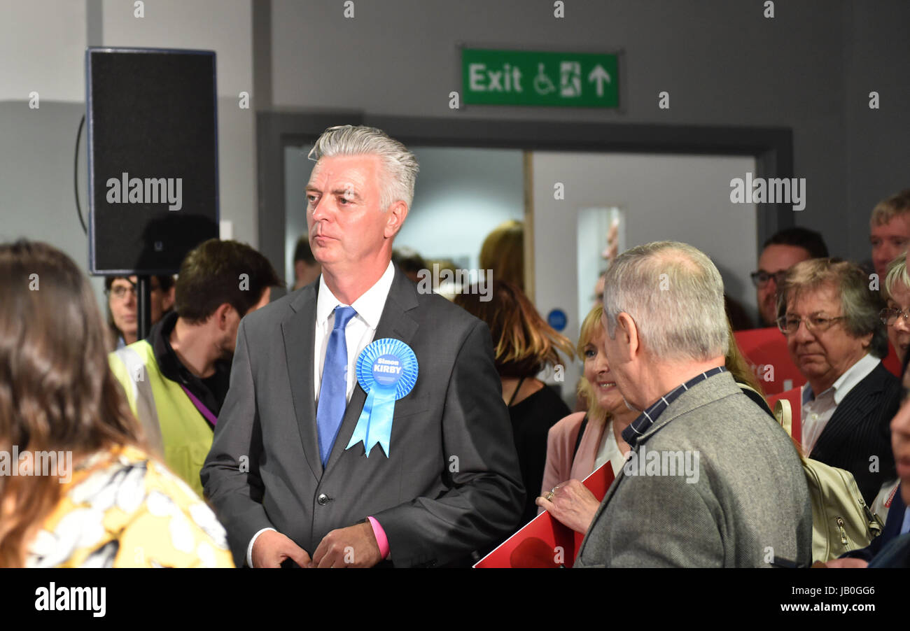 Brighton, UK. 9. Juni 2017. Konservative Kandidat für Brighton Kemptown Simon Kirby sucht nach Brighton Pavilion, Hove und Brighton Kemptown statt auf der American Express Community Stadium Kredit düster am zählt: Simon Dack/Alamy Live News Stockfoto