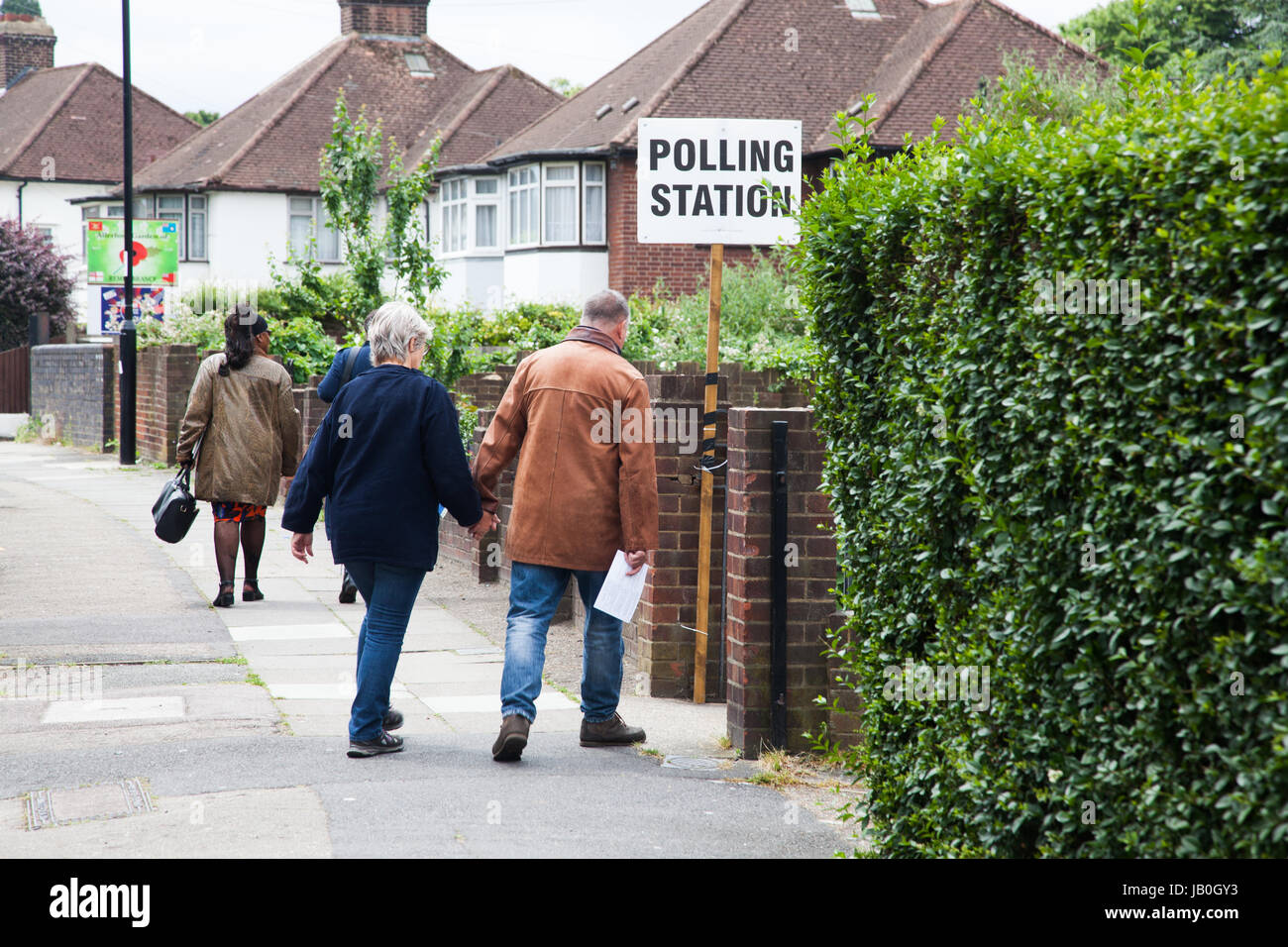 London, Großbritannien - 8. Juni 2017: Unbekannter Bürger gehen im Wahllokal während der britischen Parlamentswahlen im Süden Londons zu stimmen, Vereinigtes Königreich, am 8. Juni 2017. Foto: Cronos/Melinda Nagy Stockfoto