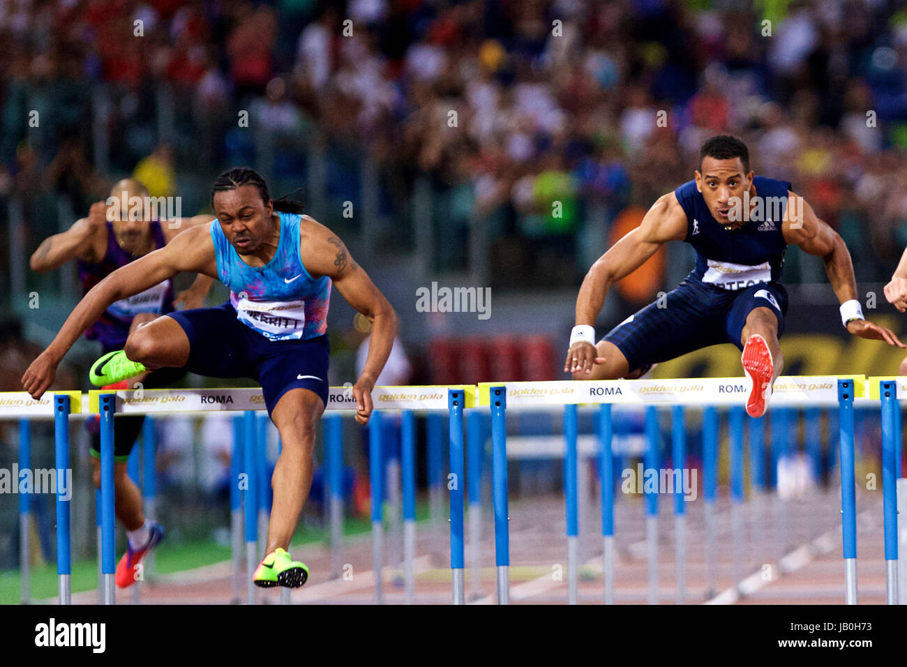 Rom, Italien. 8. Juni 2017. Aries Merritt (L) der Vereinigten Staaten konkurriert mit Orlando Ortega von Spanien, während die Männer 110m Herdles Veranstaltung in der Roms Golden Gala Pietro Mennea, Teil der IAAF Diamond League Wettbewerb in Rom, Italien, 8. Juni 2017. Aries Merritt holte sich den Titel mit 13,13 Sekunden. Bildnachweis: Jin Yu/Xinhua/Alamy Live-Nachrichten Stockfoto