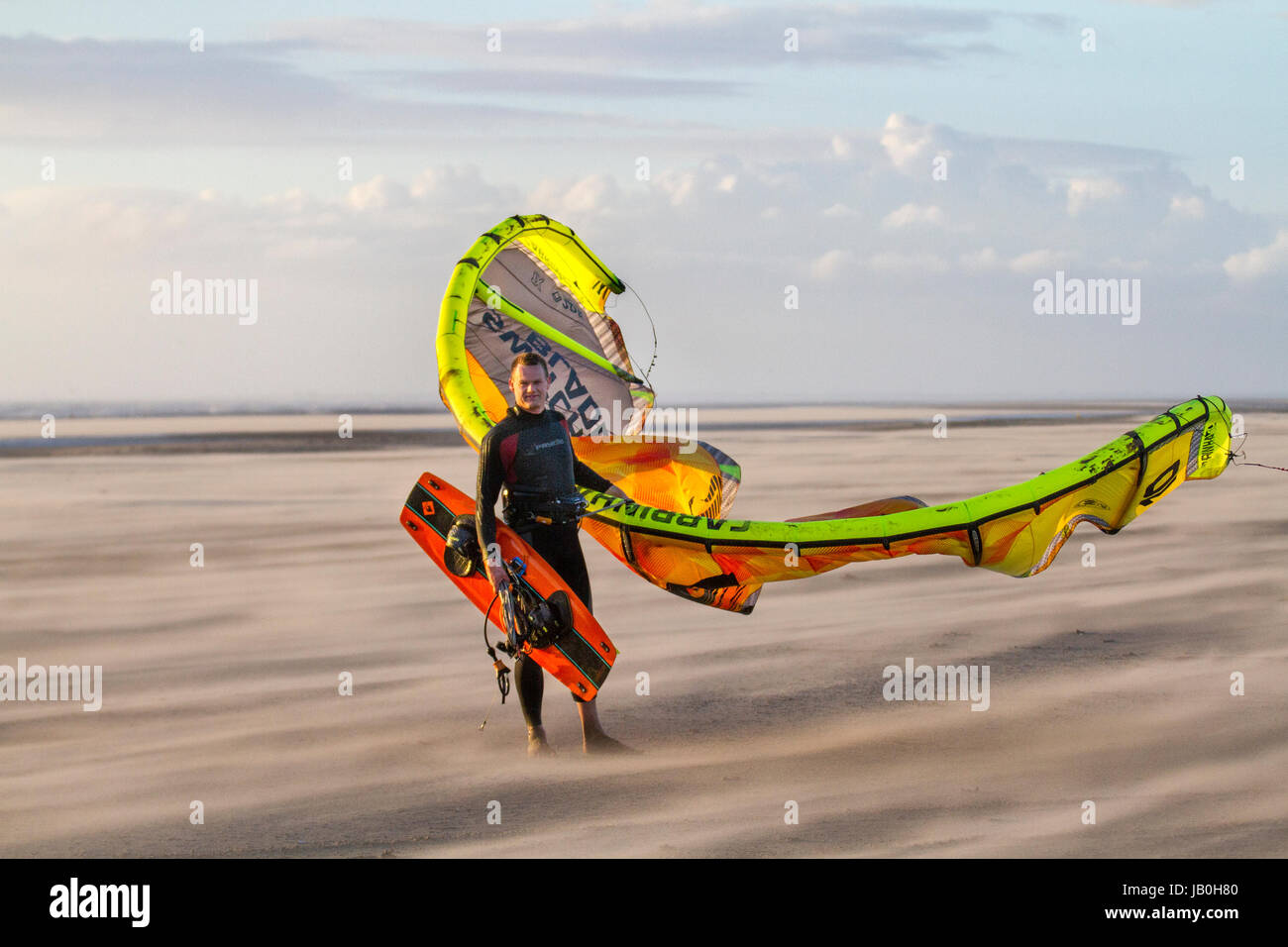 Southport, Merseyside, England. Großbritannien Wetter. 8. Juni 2017. Hohe Winde & Wind geblasen Sand bei Sonnenuntergang am Strand von Ainsdale. Die Dünen der Küste Sefton ist mit Sand landeinwärts vom breiten, sandigen Strand bei Ebbe geblasen und dann durch Spezialisten Küstenpflanzen gefangen über Hunderte von Jahren, entstanden. Trocknen Südwinde von mehr als 25 km/h sind verpflichtet, heben Sie den Sand und Formationen & Mini Dünen zu machen. Bildnachweis: MediaWorldImages/Alamy Live-Nachrichten Stockfoto