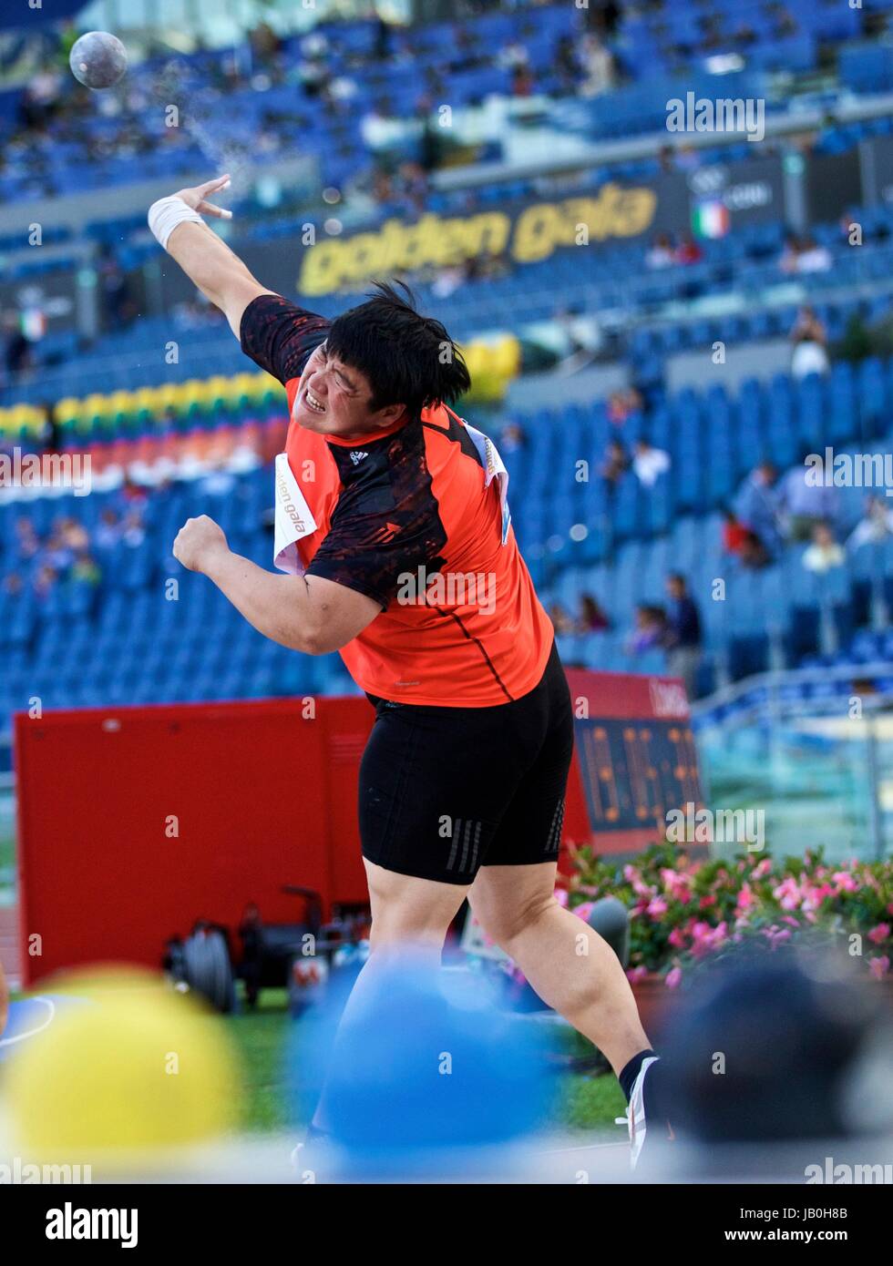 Rom, Italien. 8. Juni 2017. Gong Lijiao China tritt während der Frauen Kugelstoßen Veranstaltung in der Roms Golden Gala Pietro Mennea, Teil der IAAF Diamond League Wettbewerb in Rom, Italien, 8. Juni 2017. Gong behauptete den Titel mit 19,56 m. Bildnachweis: Jin Yu/Xinhua/Alamy Live-Nachrichten Stockfoto