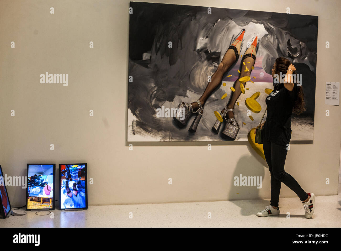 Kassel, Deutschland. Ein Mädchen vor einem Gemälde des Künstlers Mickie Hans Scheirl, Documenta 14" in Kassel, Deutschland Stockfoto