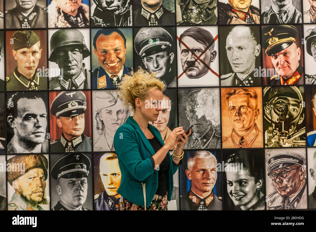 Kassel, Deutschland. Blick auf die "Real Nazi" Kunstwerke von polnisch-amerikanischen Künstlers Piotr Uklanski, Documenta 14" in Kassel, Deutschland Stockfoto