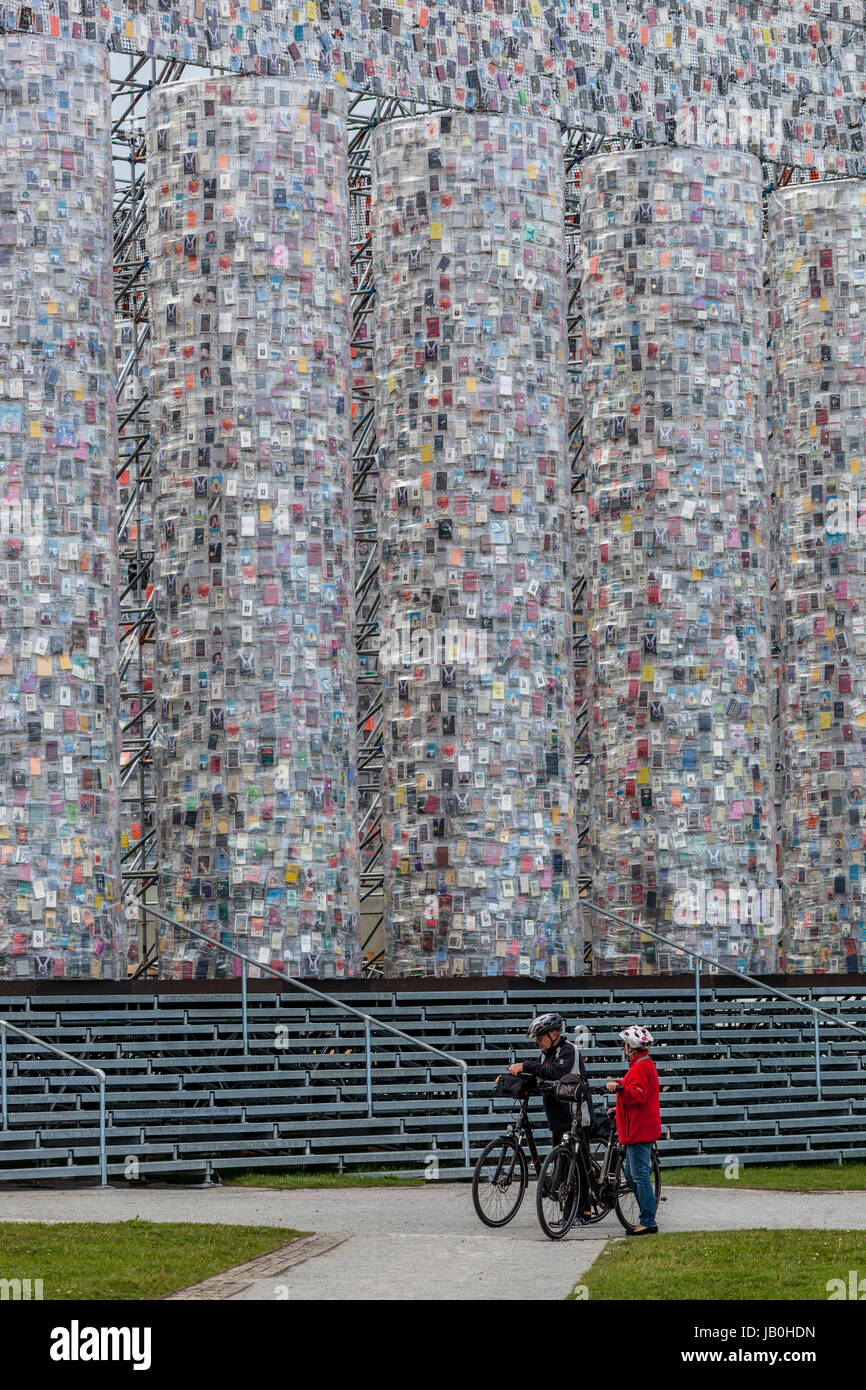 Documenta Kassel, Deutschland. Menschen auf Fahrrädern vor dem Kunstwerk „The Parthenon of Books“ von Marta Minujin, Documenta 14“ in Kassel, Buchinstallation Stockfoto