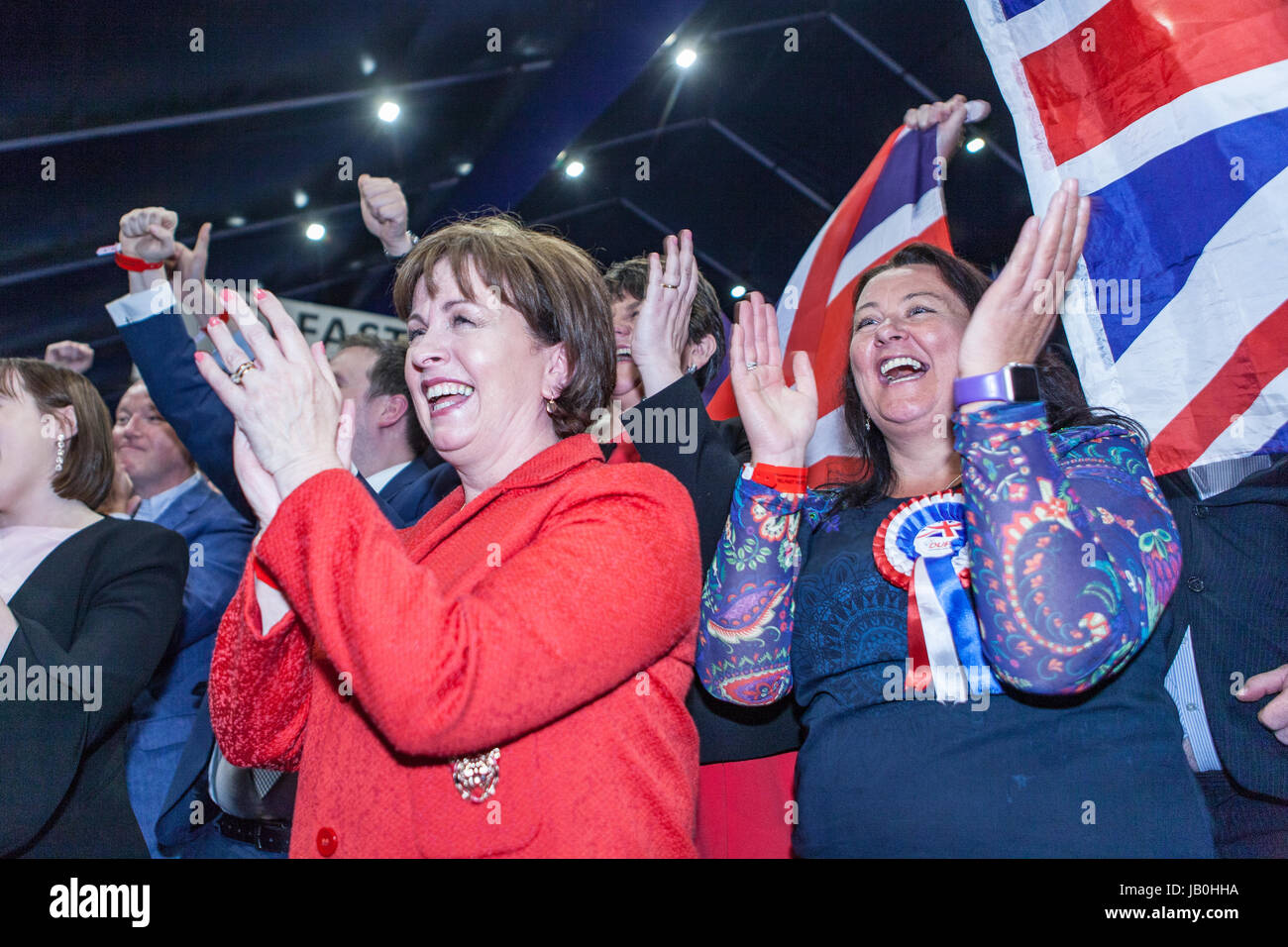 Belfast, Nordirland. 8. Juni 2017. Zählen für den Belfast Bereich in 2017 britische allgemeine Wahl im Titanic Exhibition Centre in Gang gekommen. DUP feiert Belfast Süd und Nord Belfast zu gewinnen. Stockfoto