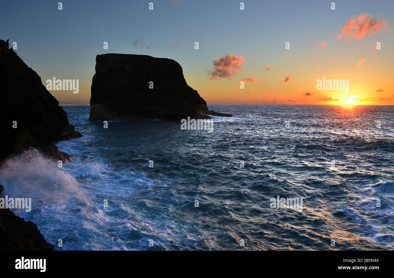 Sonnenuntergang an der Westküste der Algarve zwischen Praia Do Amado und Cabo de Sao Vincente Stockfoto