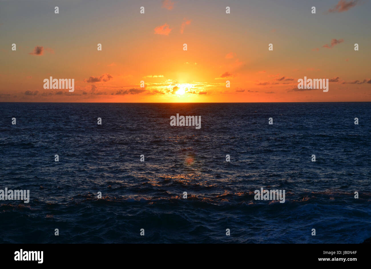 Sonnenuntergang an der Westküste der Algarve zwischen Praia Do Amado und Cabo de Sao Vincente Stockfoto