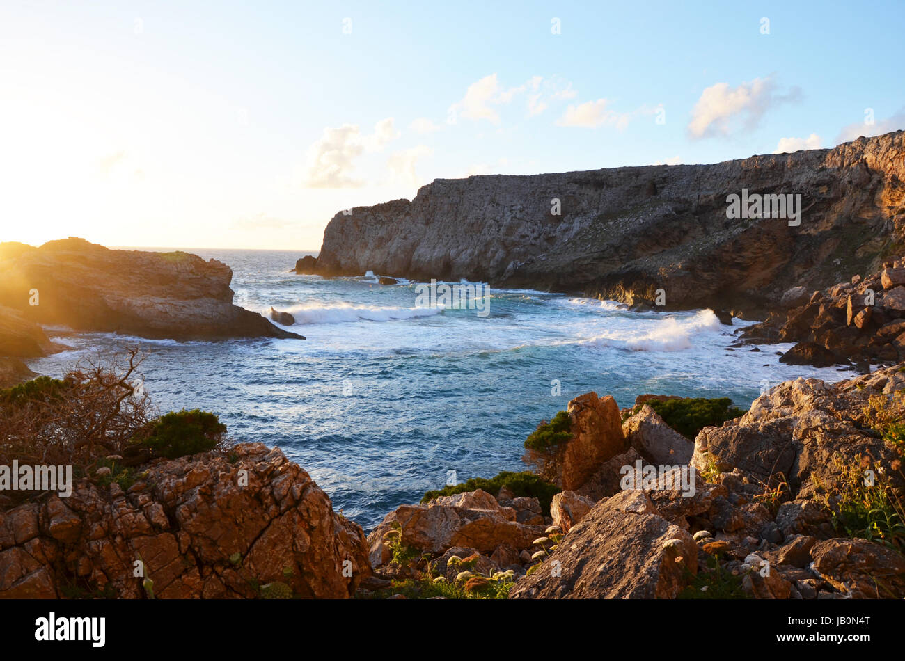 Sonnenuntergang an der Westküste der Algarve zwischen Praia Do Amado und Cabo de Sao Vincente Stockfoto