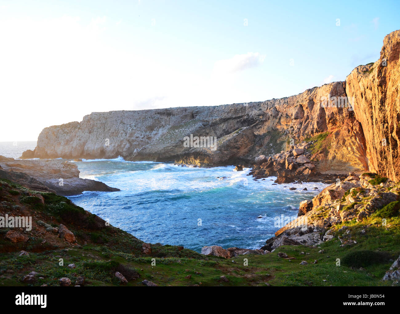 Sonnenuntergang an der Westküste der Algarve zwischen Praia Do Amado und Cabo de Sao Vincente Stockfoto